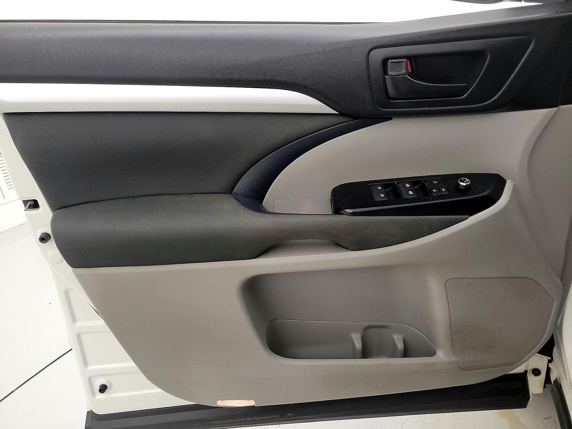 Thumbnail: 2015 Toyota Highlander - 12