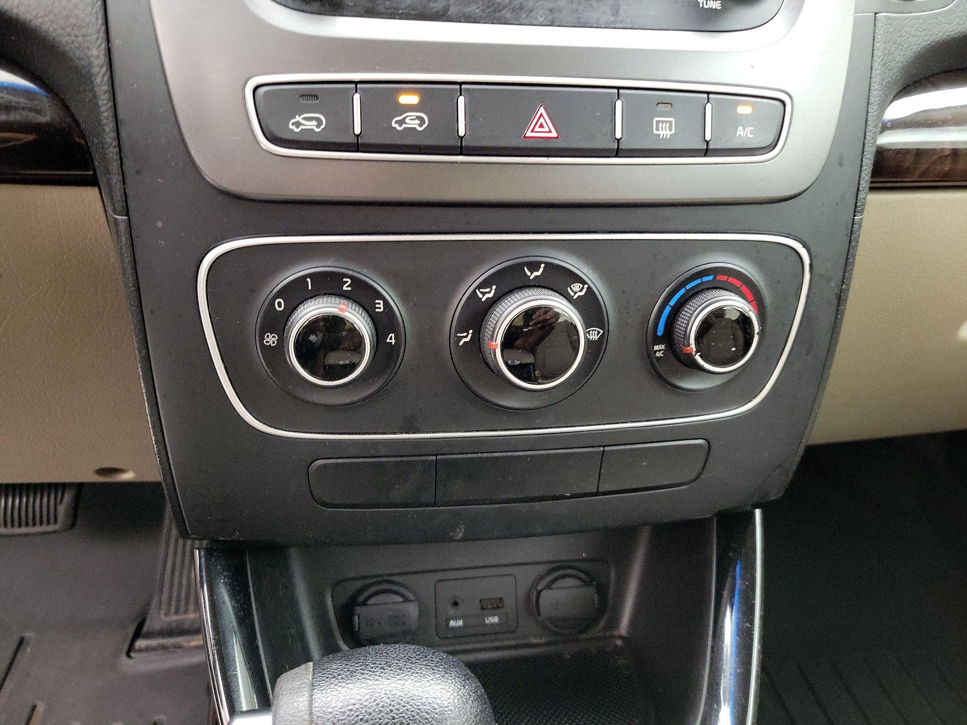 Thumbnail: 2015 Kia Sorento - 15