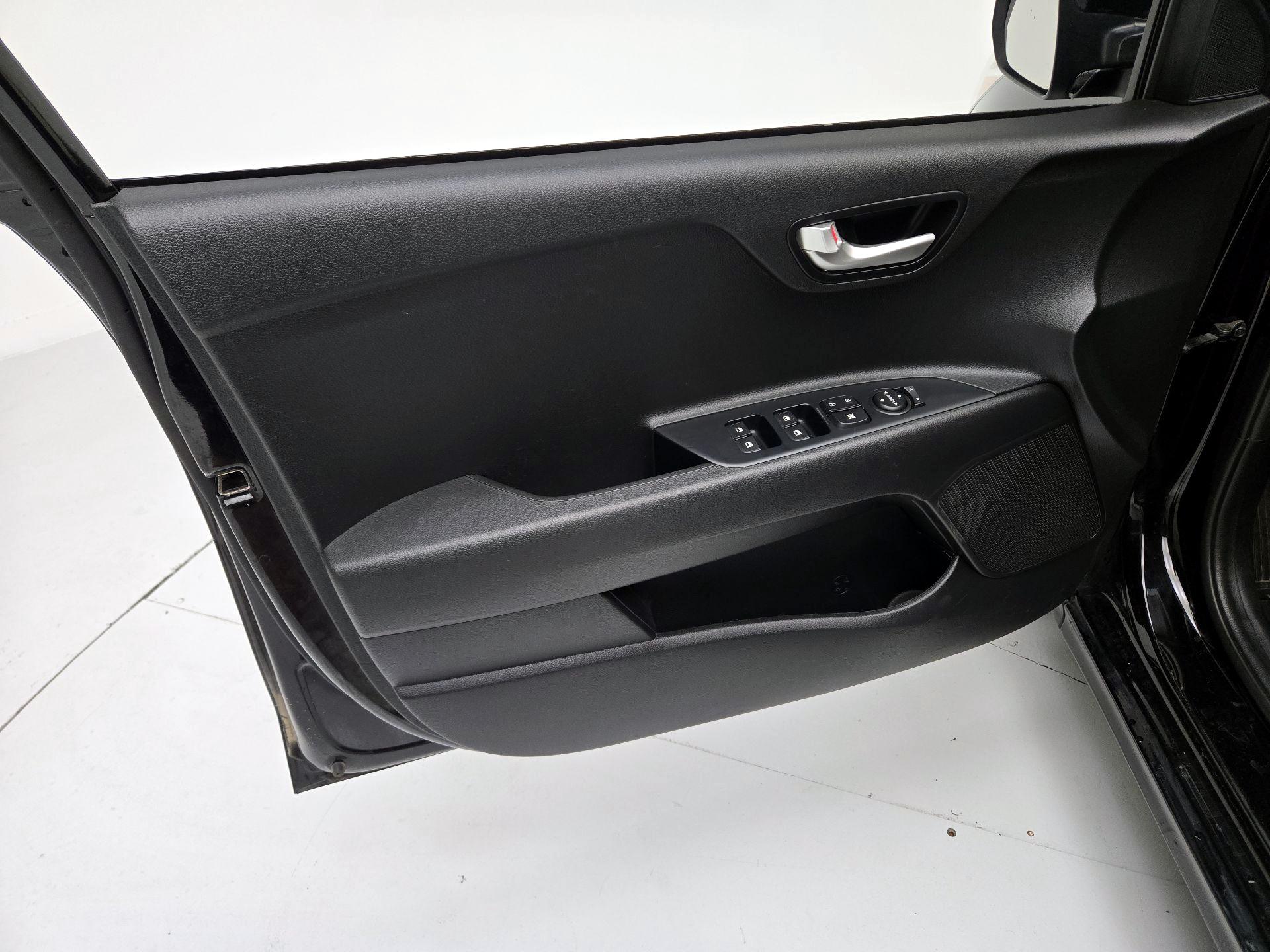 Thumbnail: 2020 Kia Rio - 12