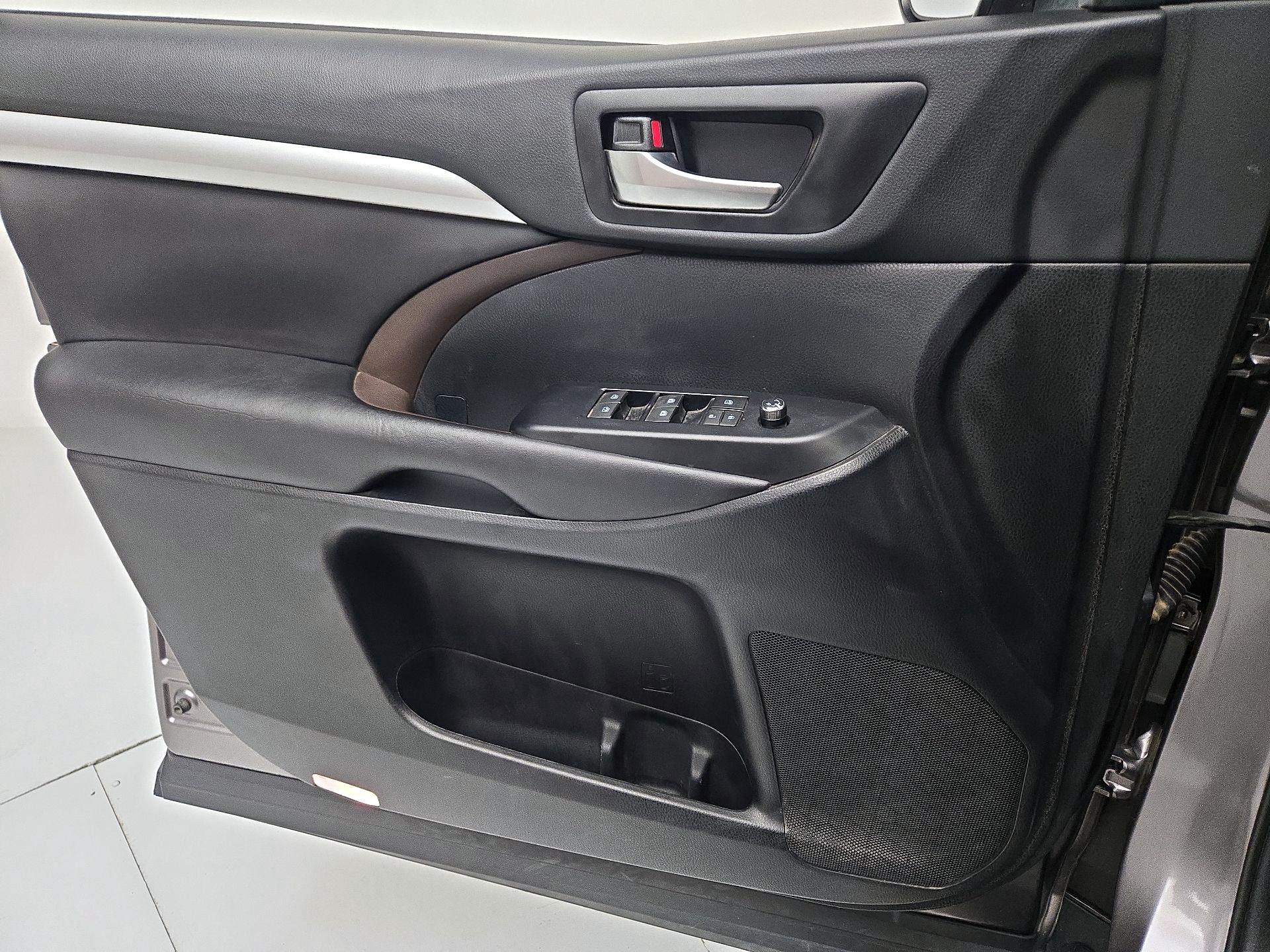 Thumbnail: 2019 Toyota Highlander - 12