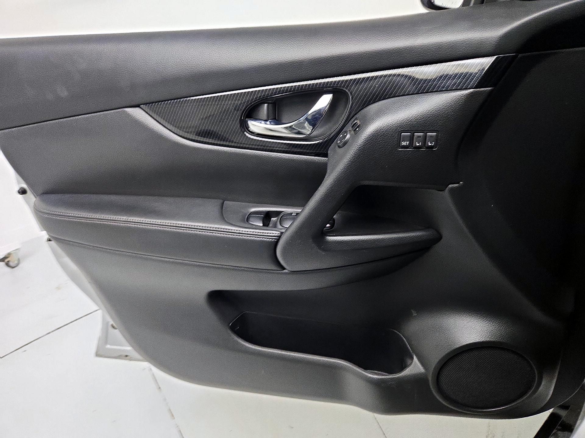 Thumbnail: 2018 Nissan Rogue - 12