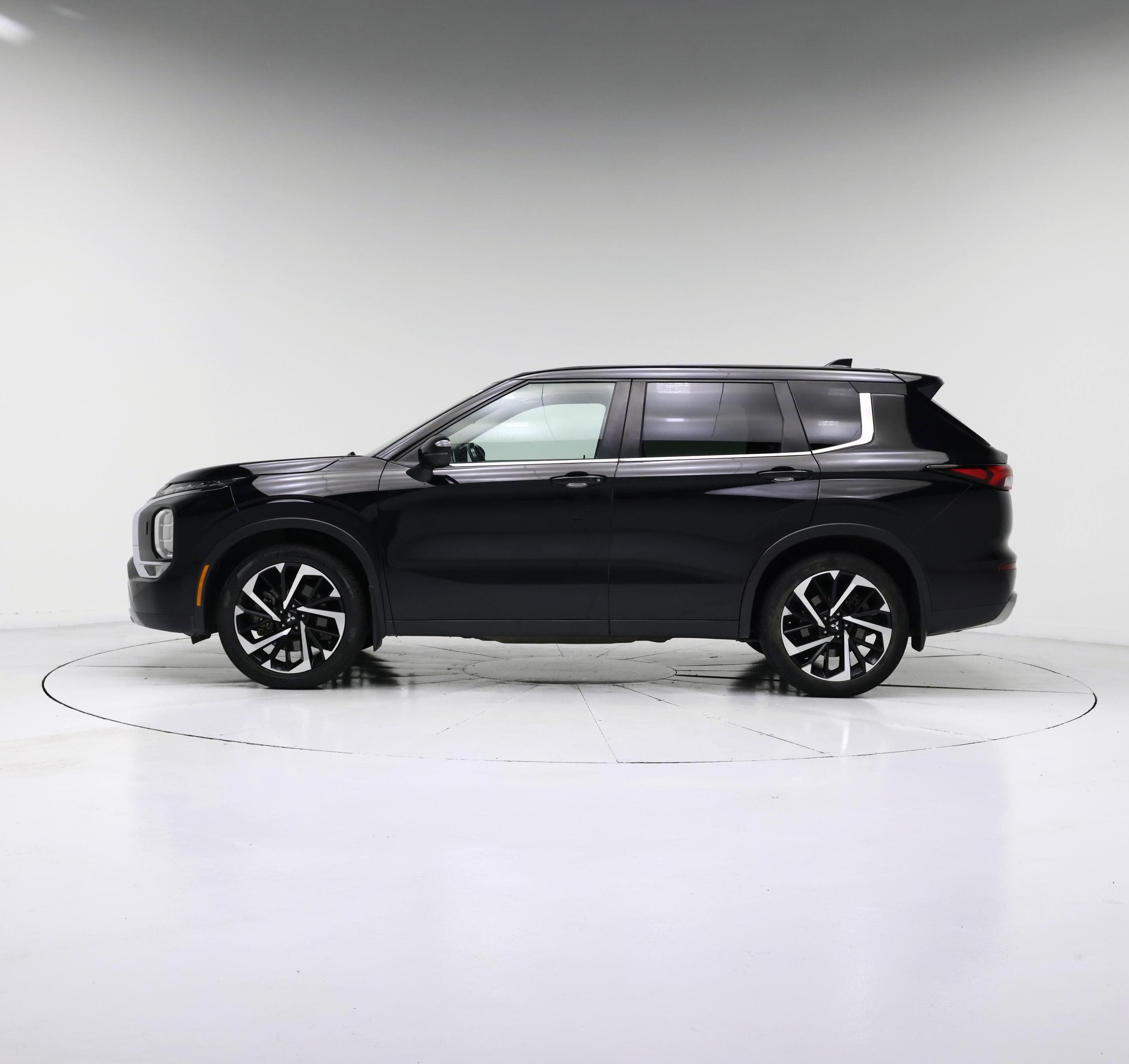 Thumbnail: 2022 Mitsubishi Outlander - 3