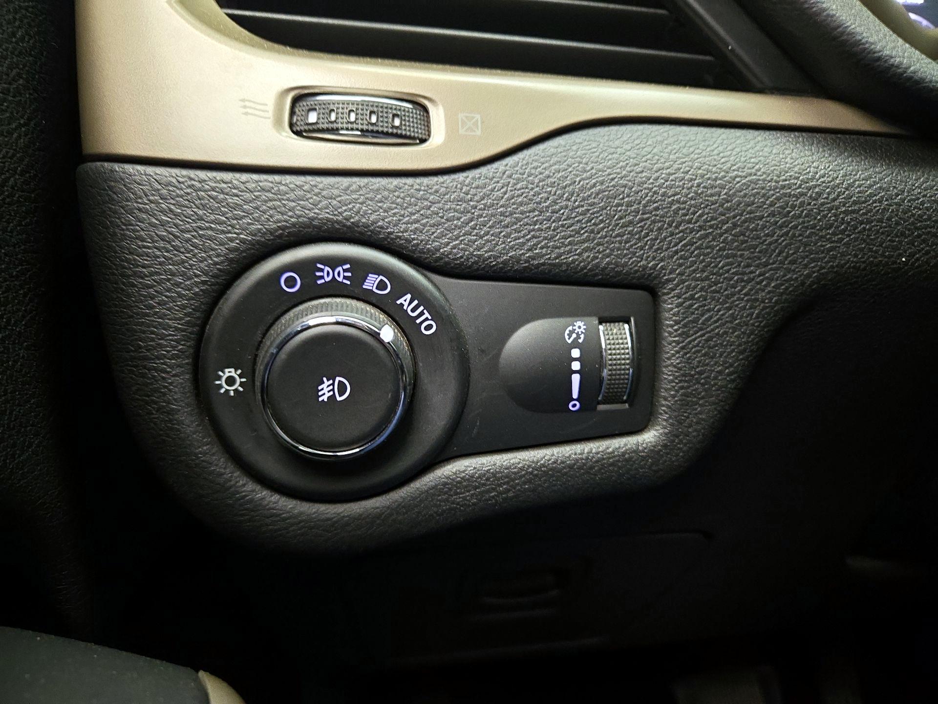 Thumbnail: 2018 Jeep Cherokee - 13
