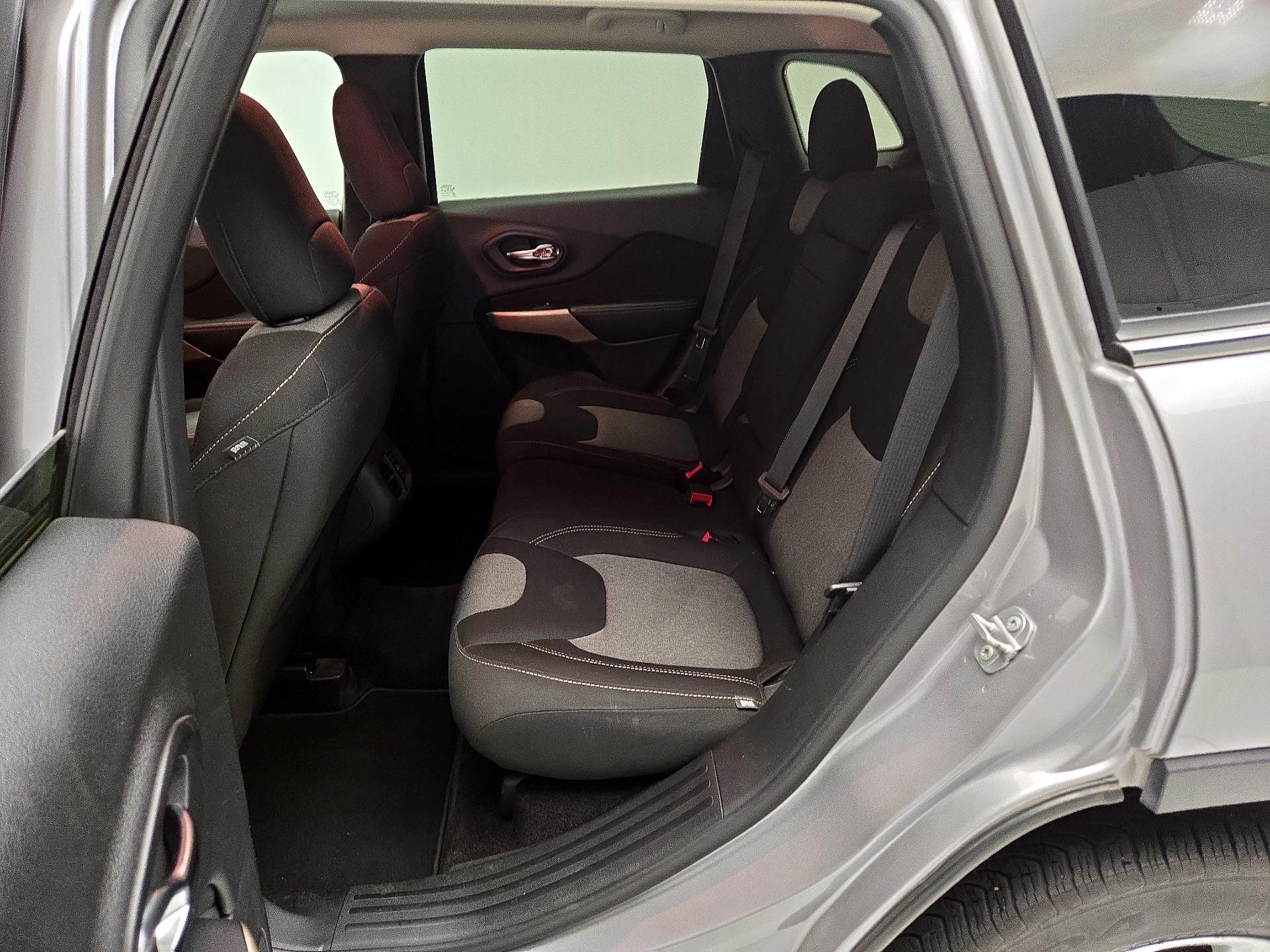 Thumbnail: 2018 Jeep Cherokee - 19