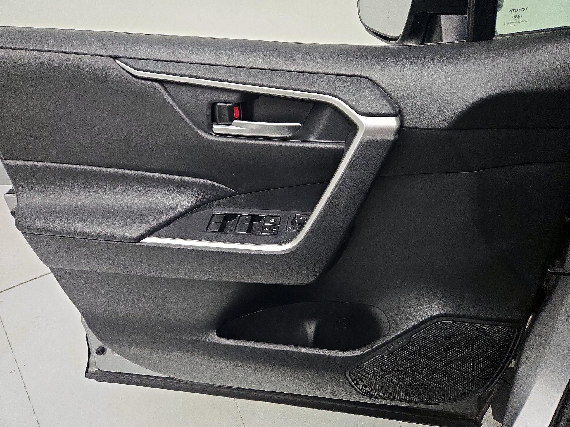Thumbnail: 2020 Toyota RAV4 - 12