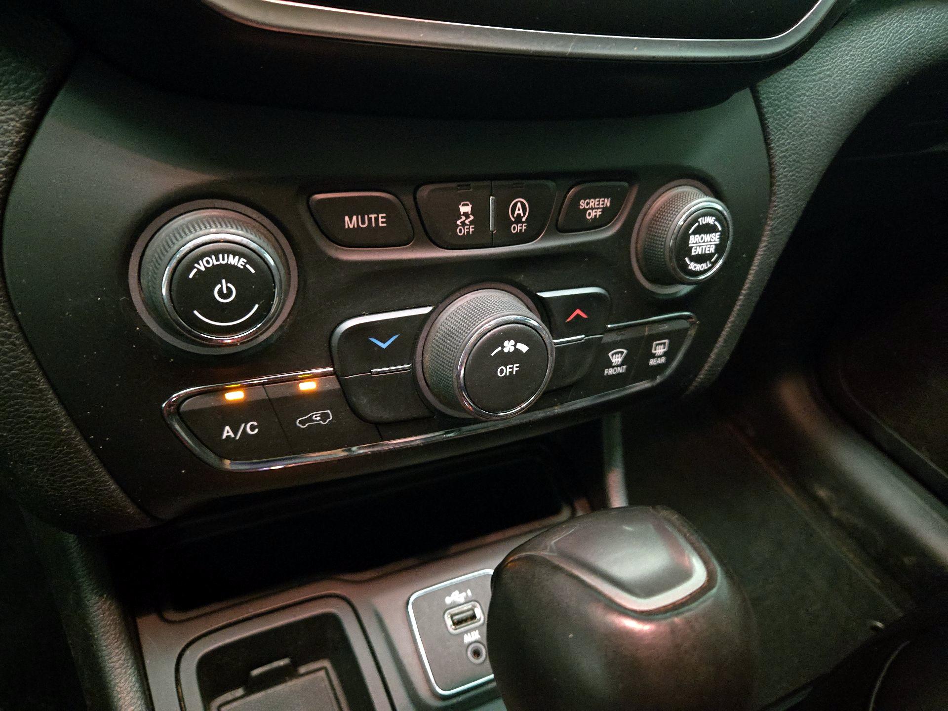 Thumbnail: 2020 Jeep Cherokee - 16