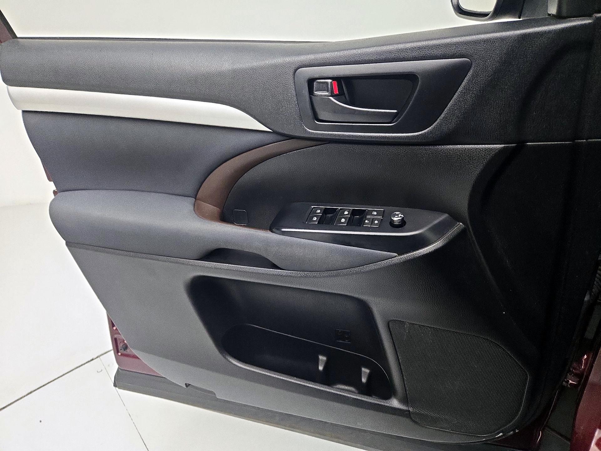 Thumbnail: 2019 Toyota Highlander - 12