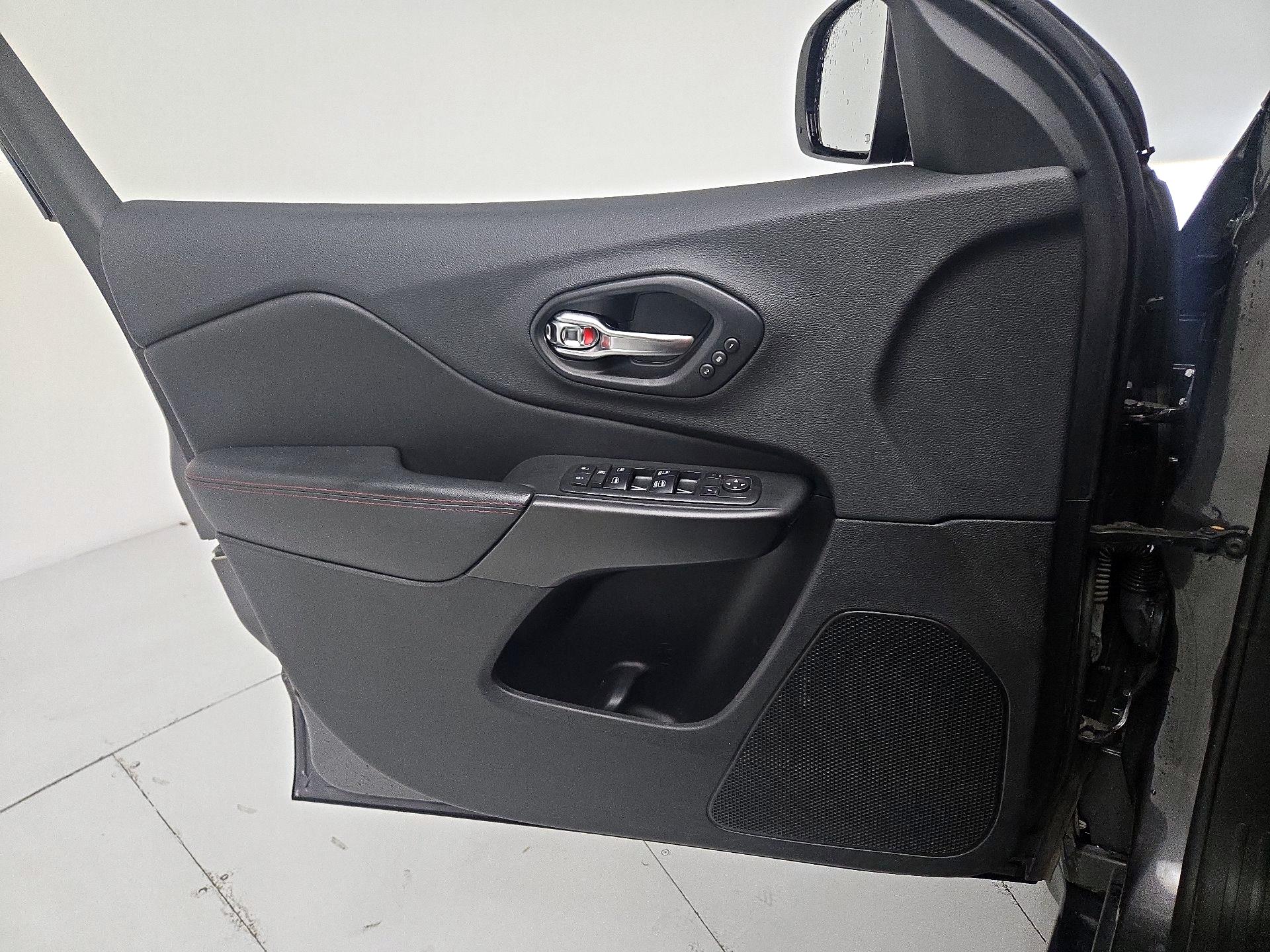 Thumbnail: 2019 Jeep Cherokee - 12