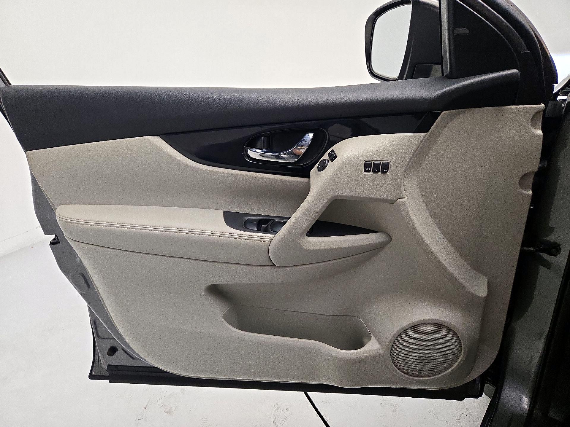 Thumbnail: 2021 Nissan Rogue Sport - 10