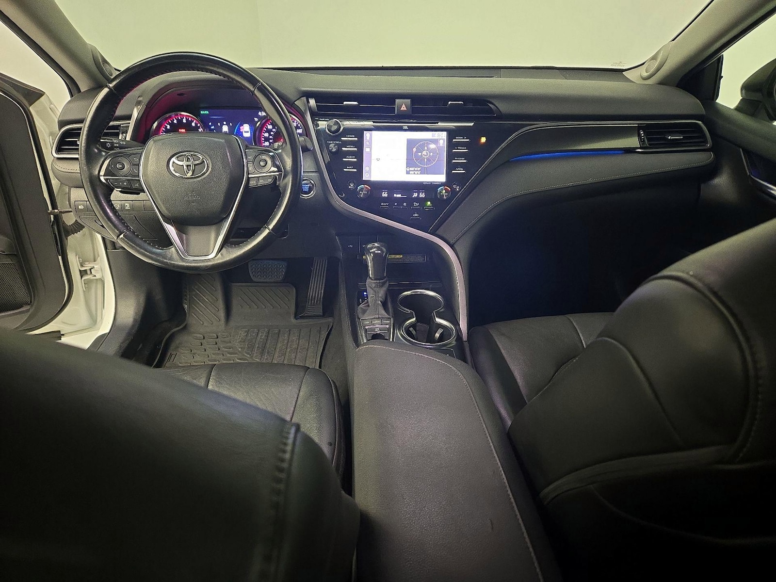 2020 Toyota Camry XSE - Photo 8