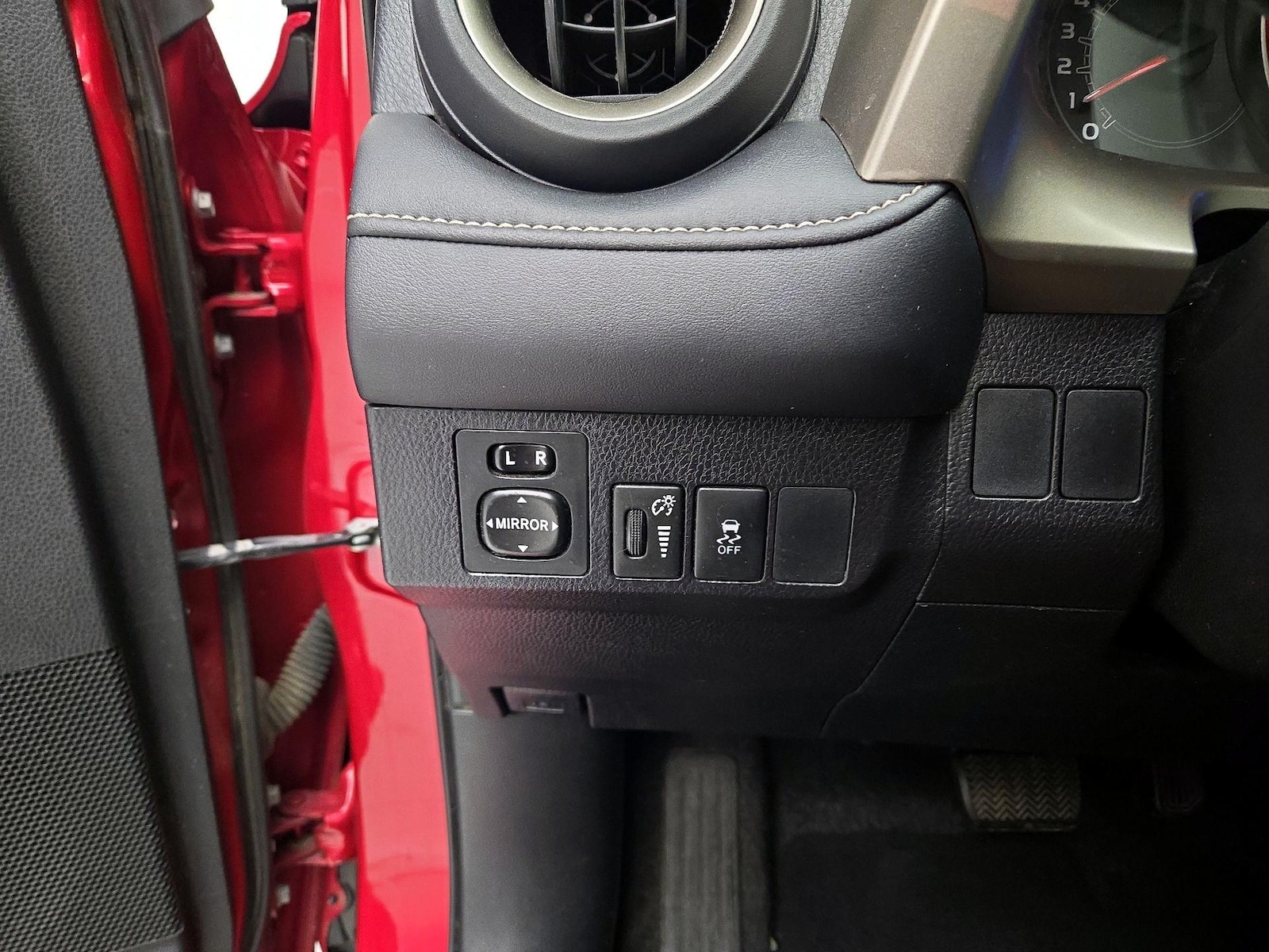 2015 Toyota RAV4 XLE - Photo 14