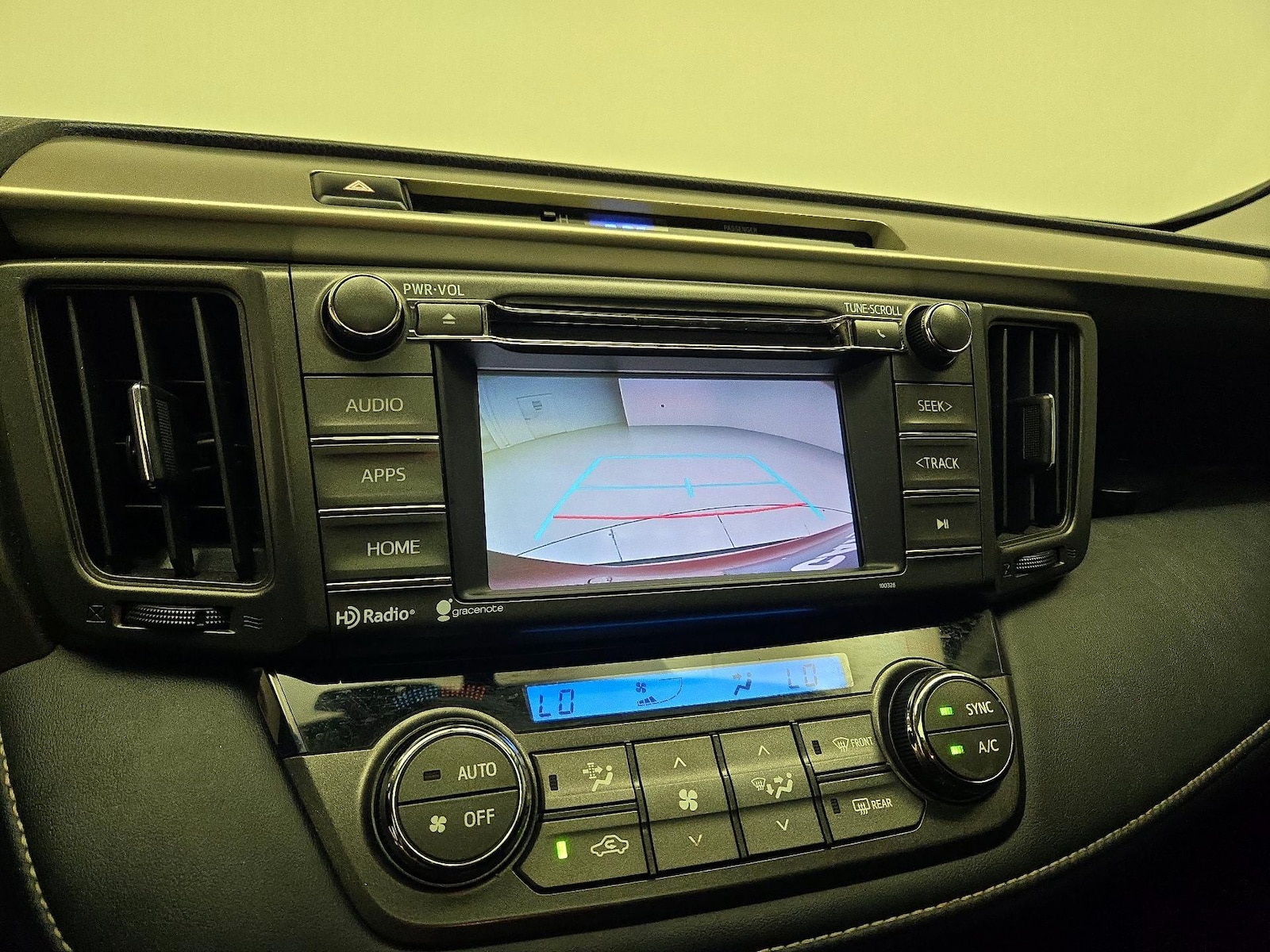 2015 Toyota RAV4 XLE - Photo 15