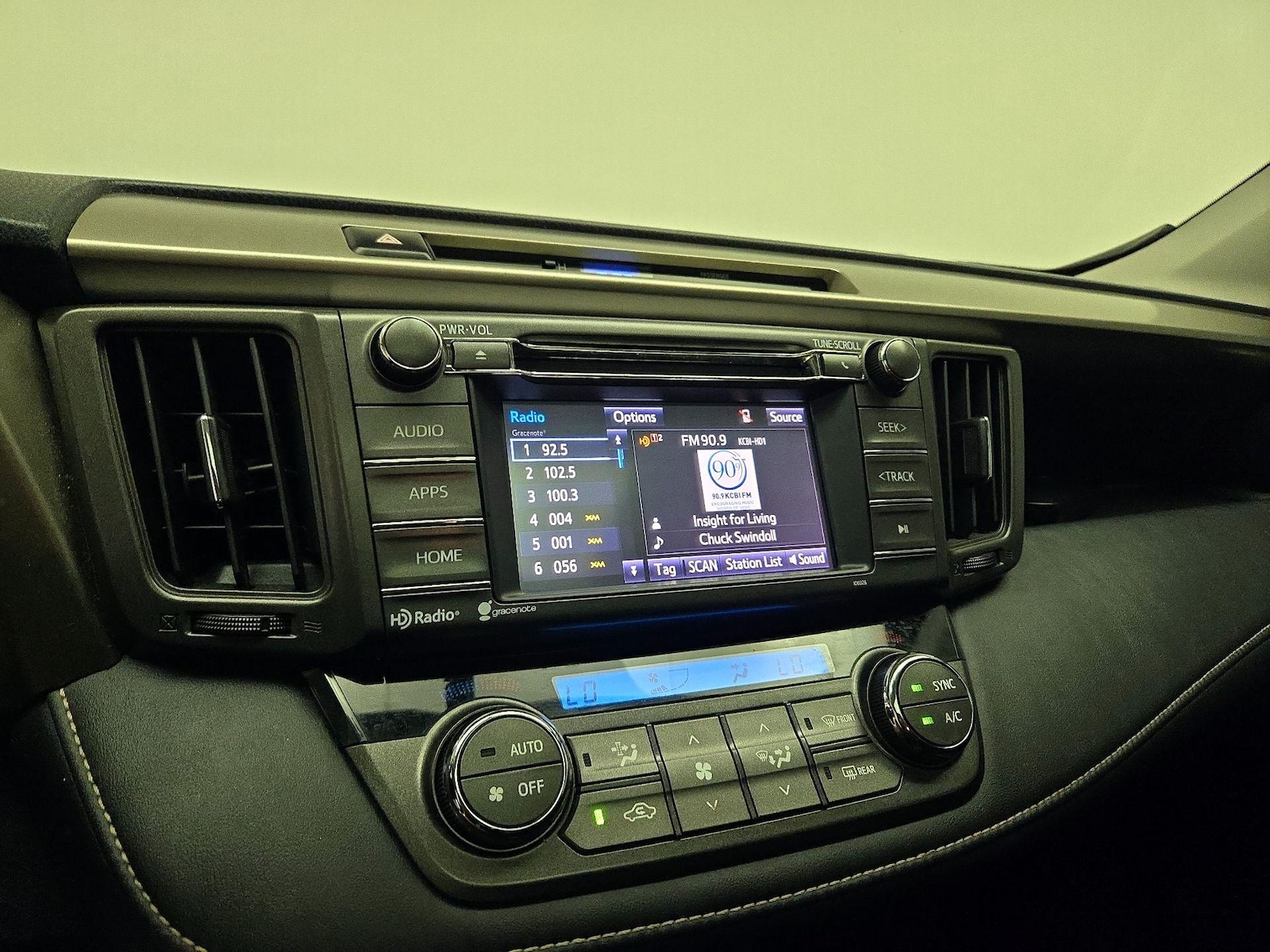 2015 Toyota RAV4 XLE - Photo 16