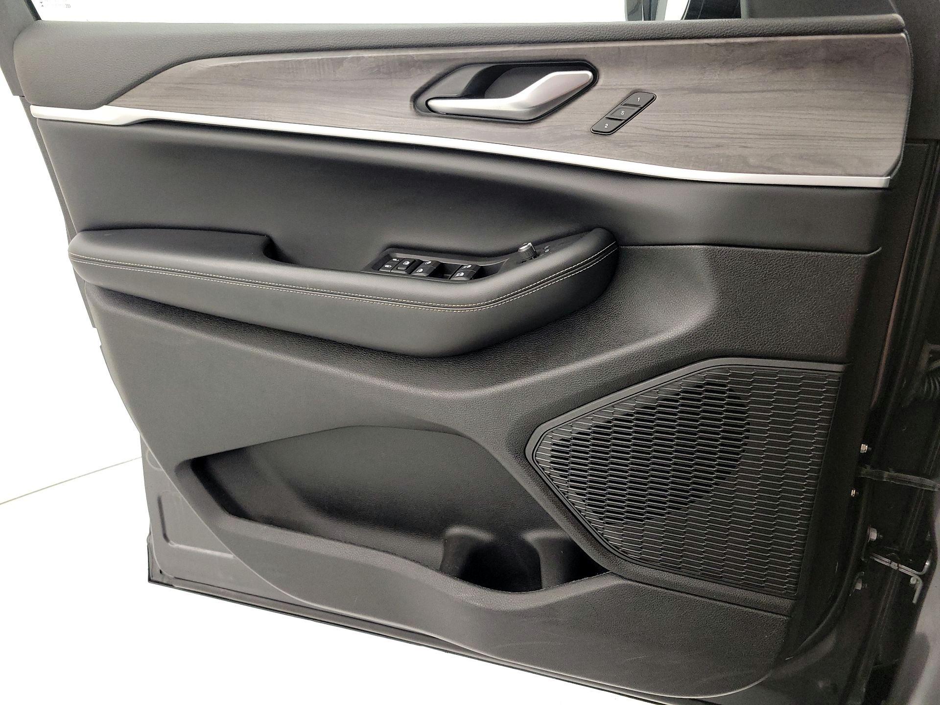 Thumbnail: 2023 Jeep Grand Cherokee - 12