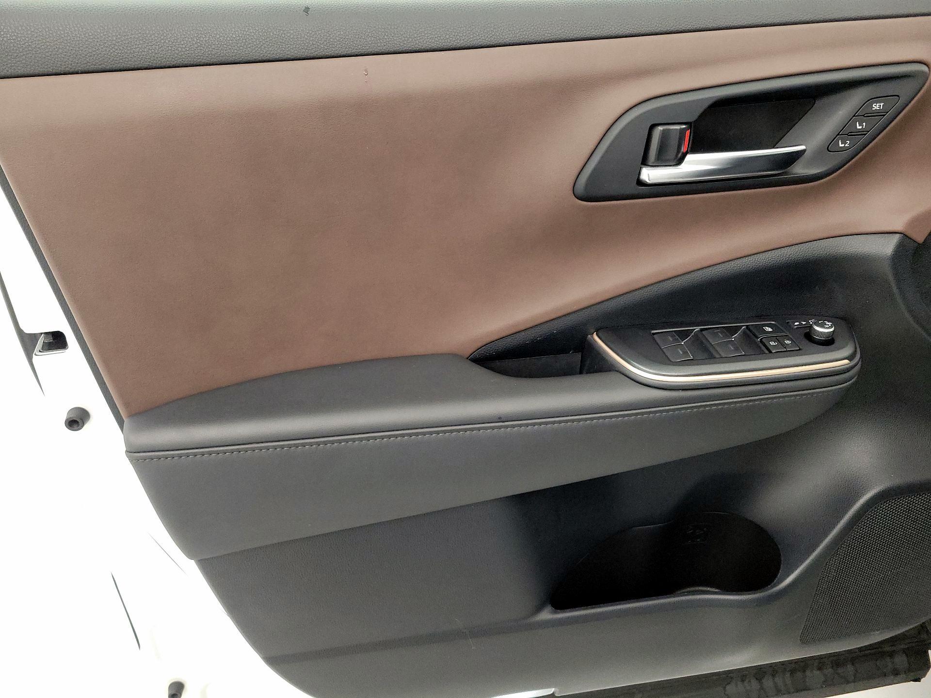 Thumbnail: 2023 Toyota Crown - 12