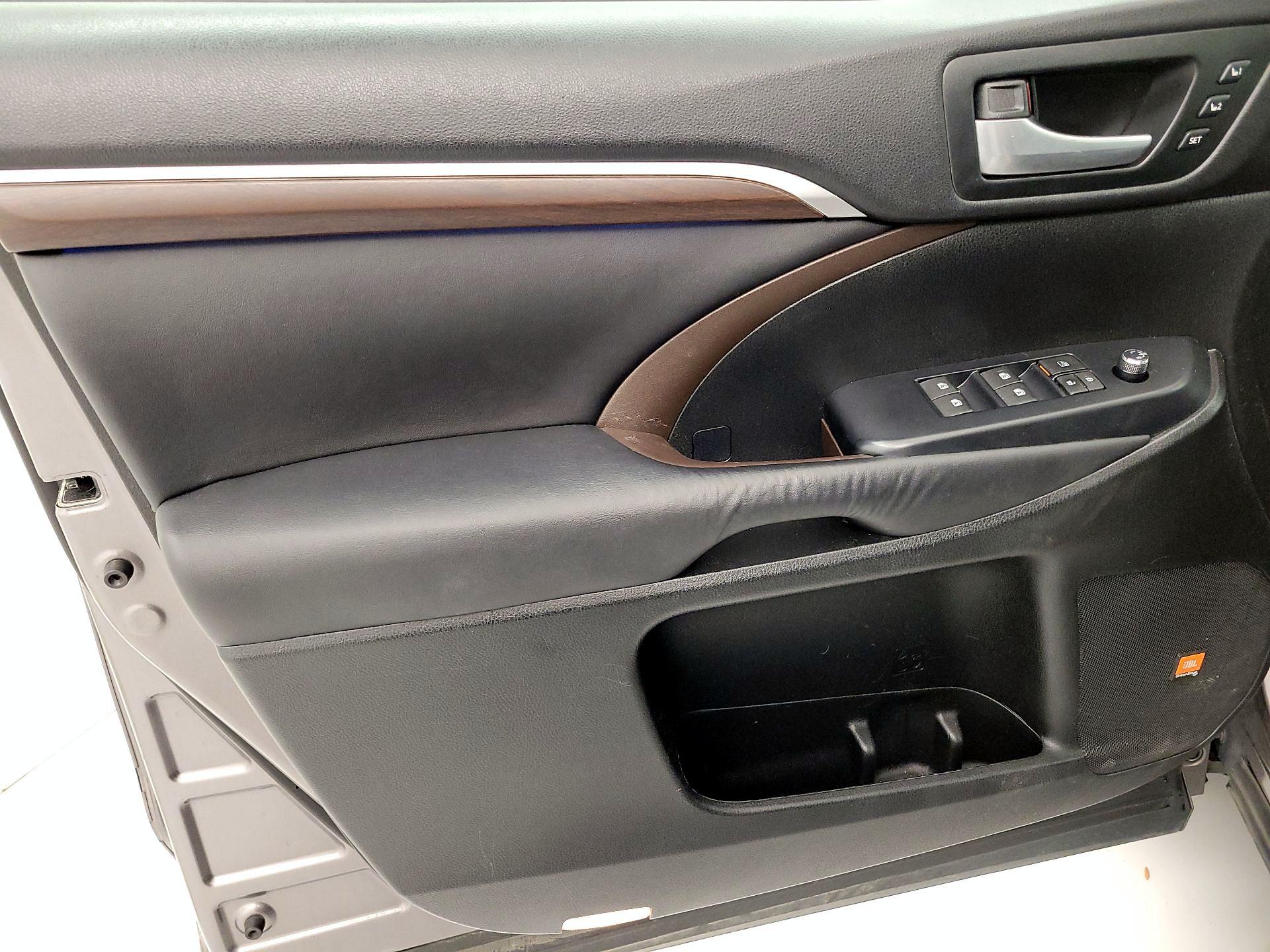 Thumbnail: 2016 Toyota Highlander - 12