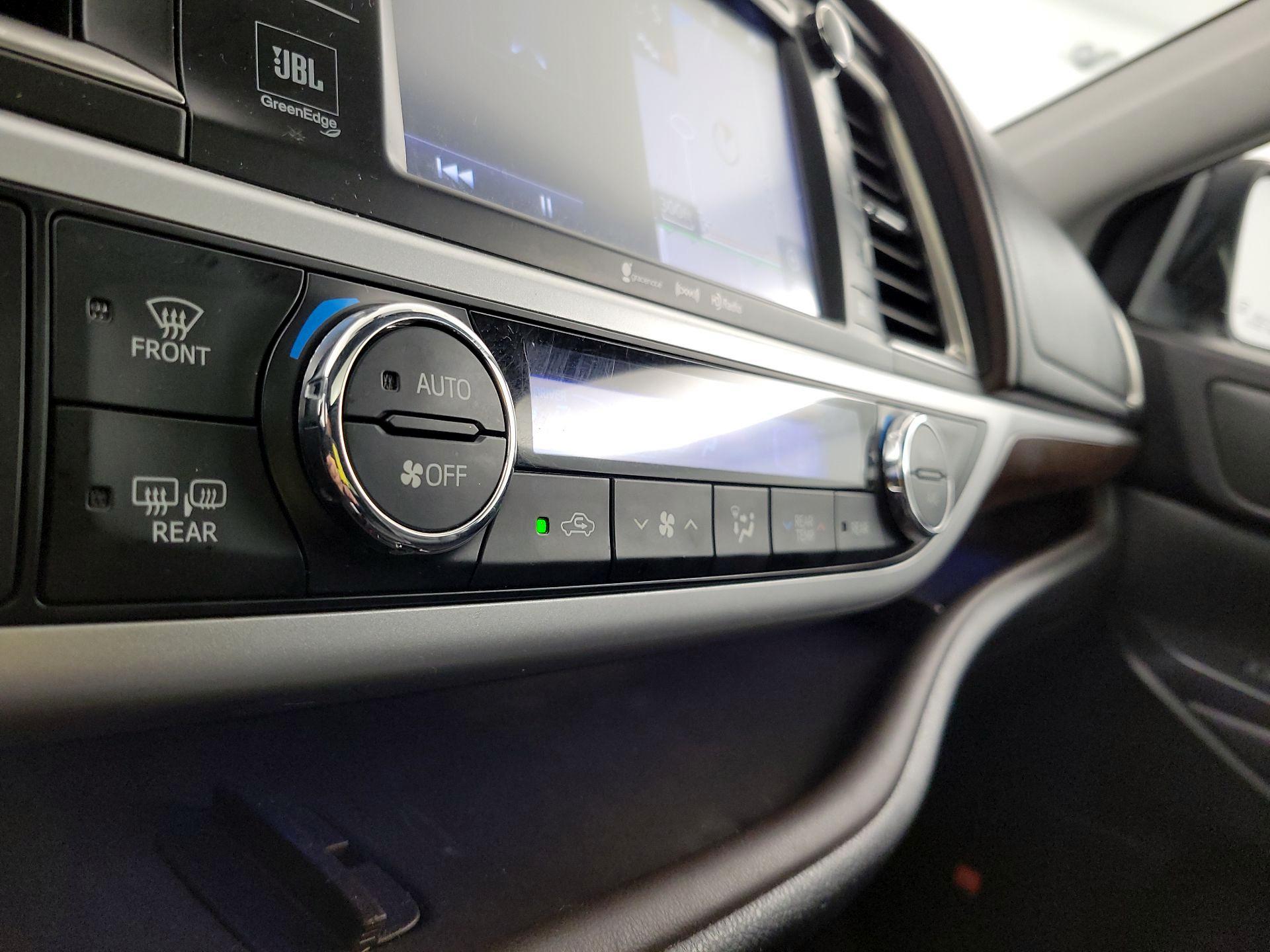 Thumbnail: 2016 Toyota Highlander - 17