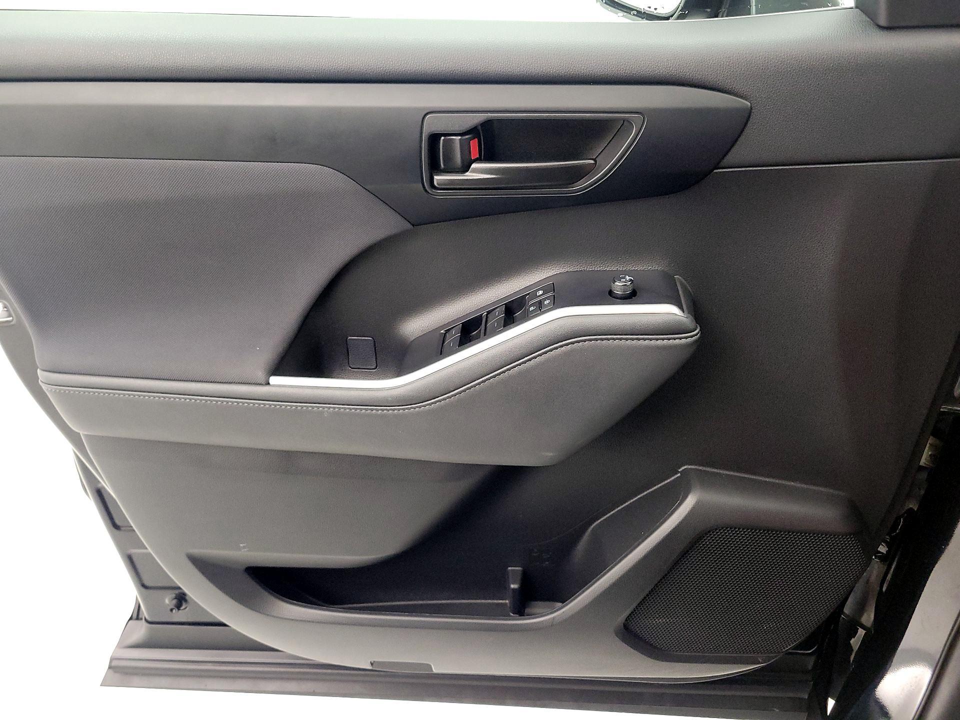 Thumbnail: 2023 Toyota Highlander - 12