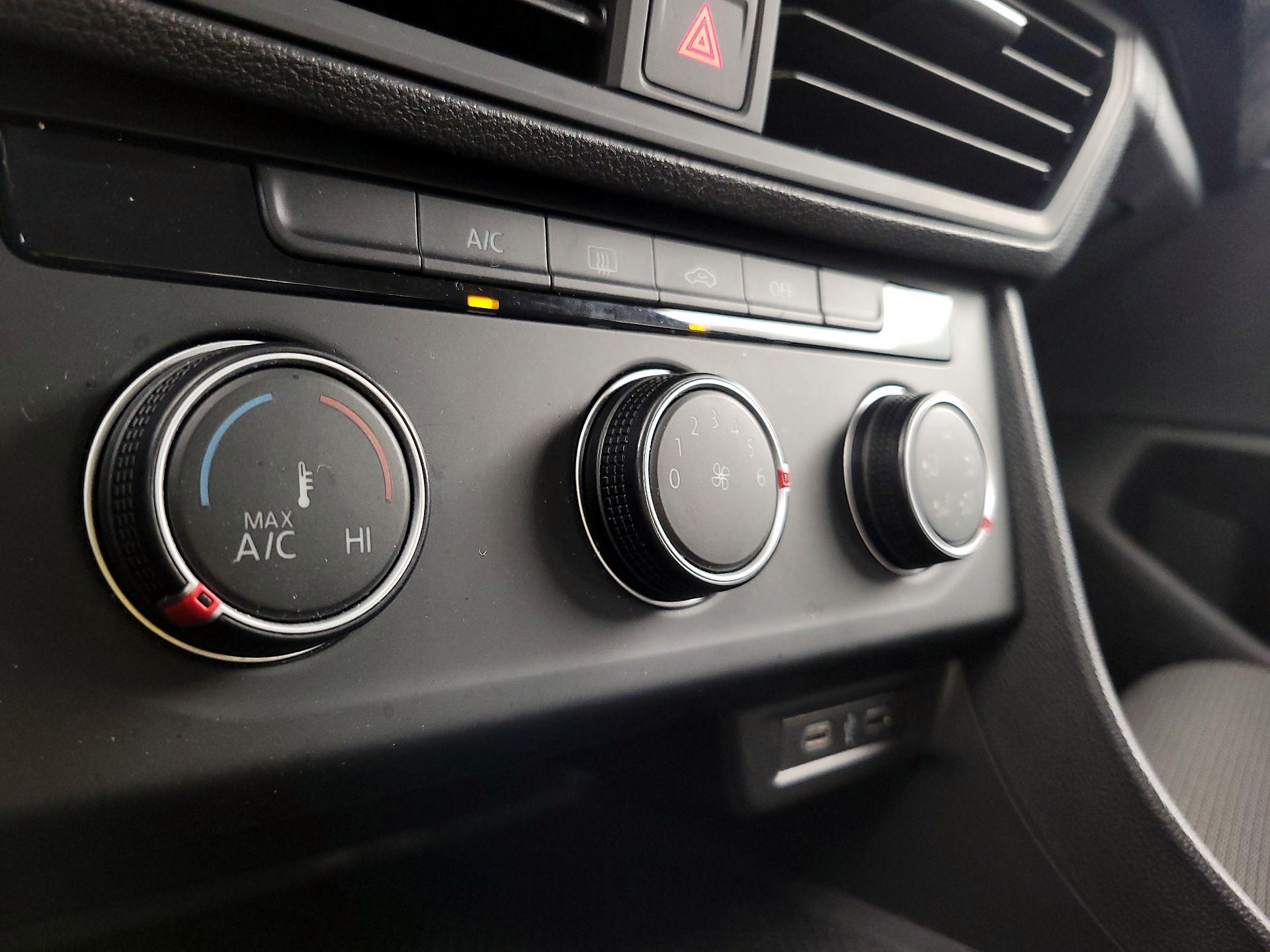 Thumbnail: 2020 Volkswagen Jetta - 16