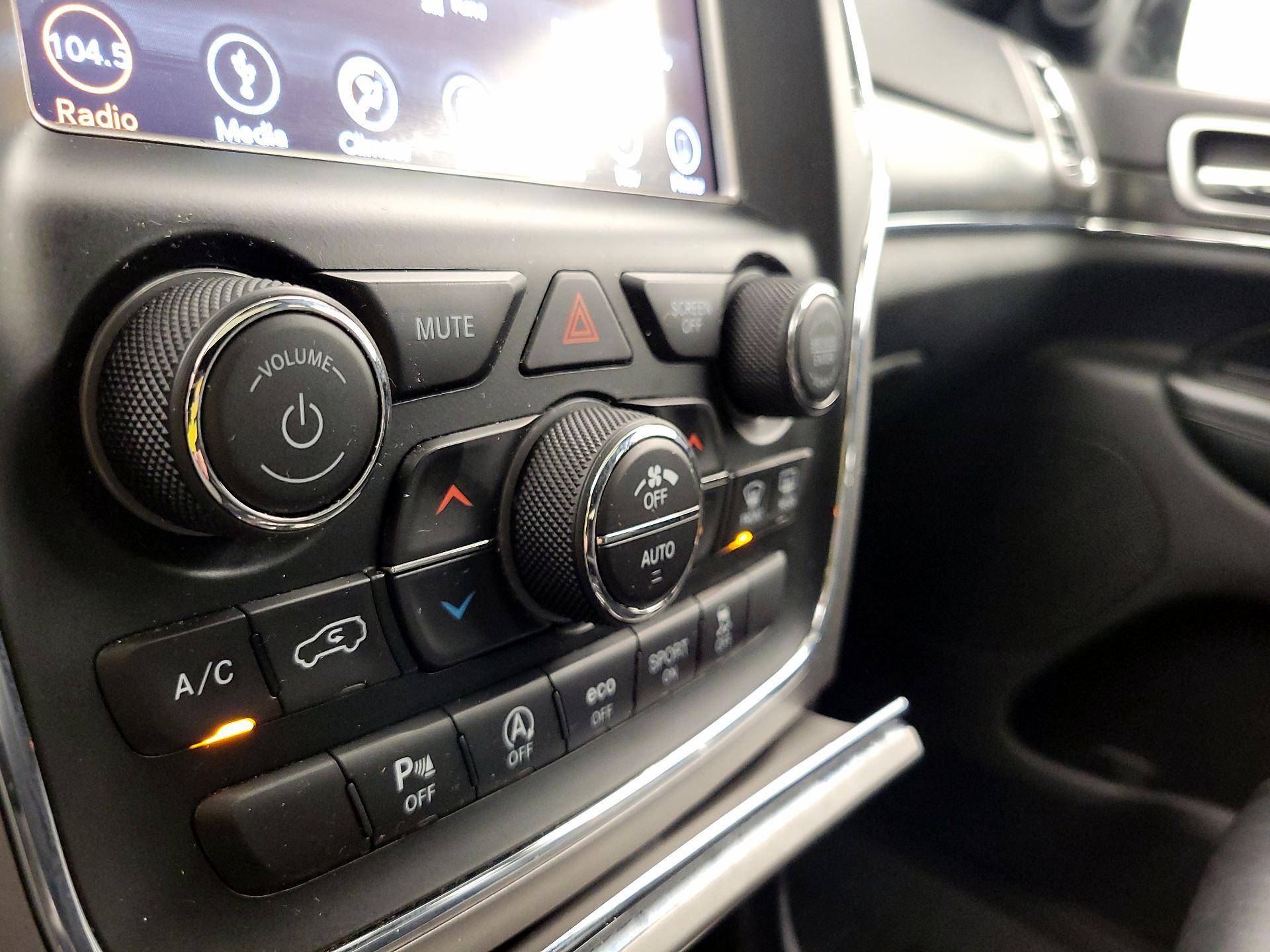 Thumbnail: 2018 Jeep Grand Cherokee - 17