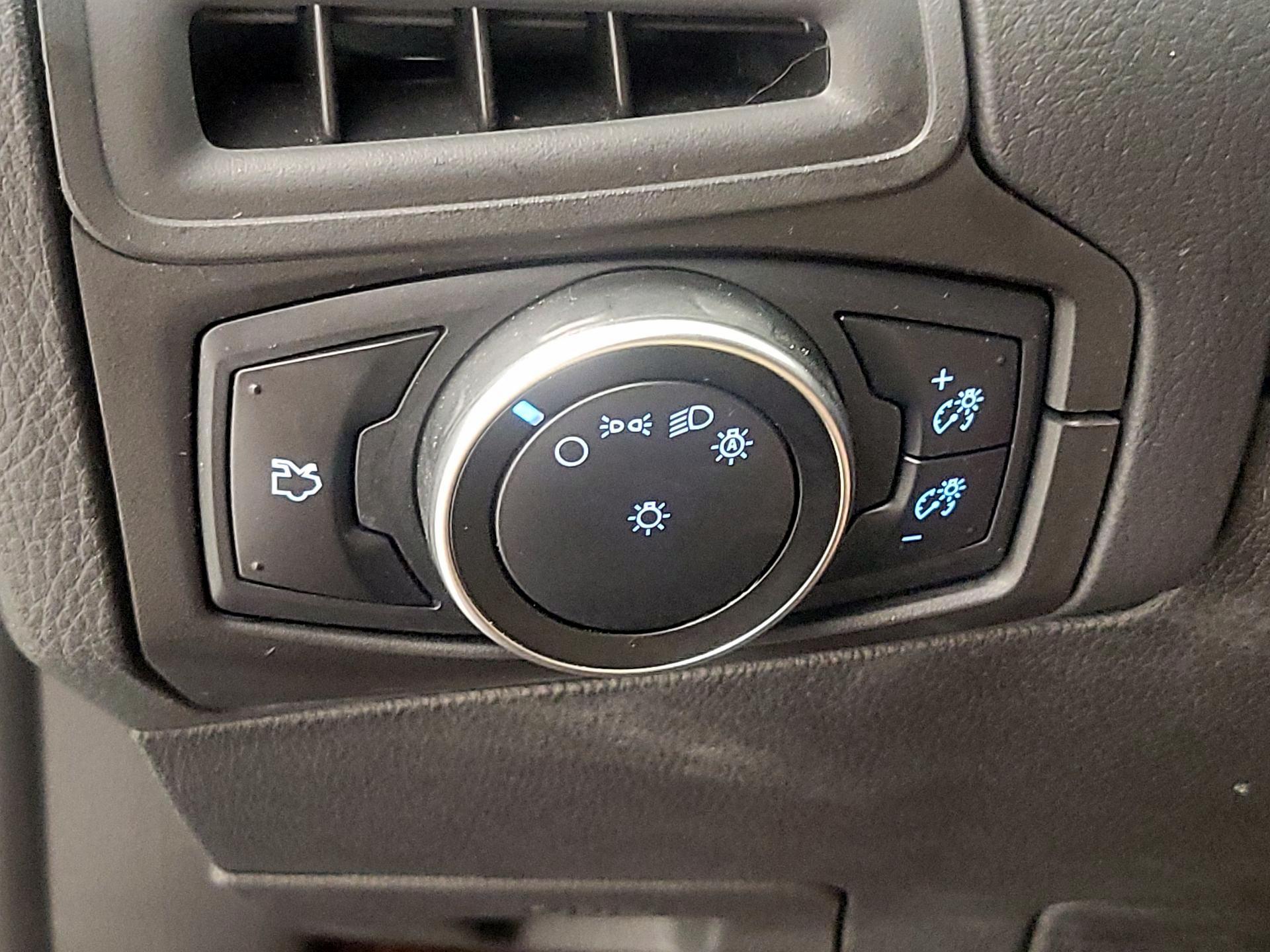 Thumbnail: 2015 Ford Focus - 13