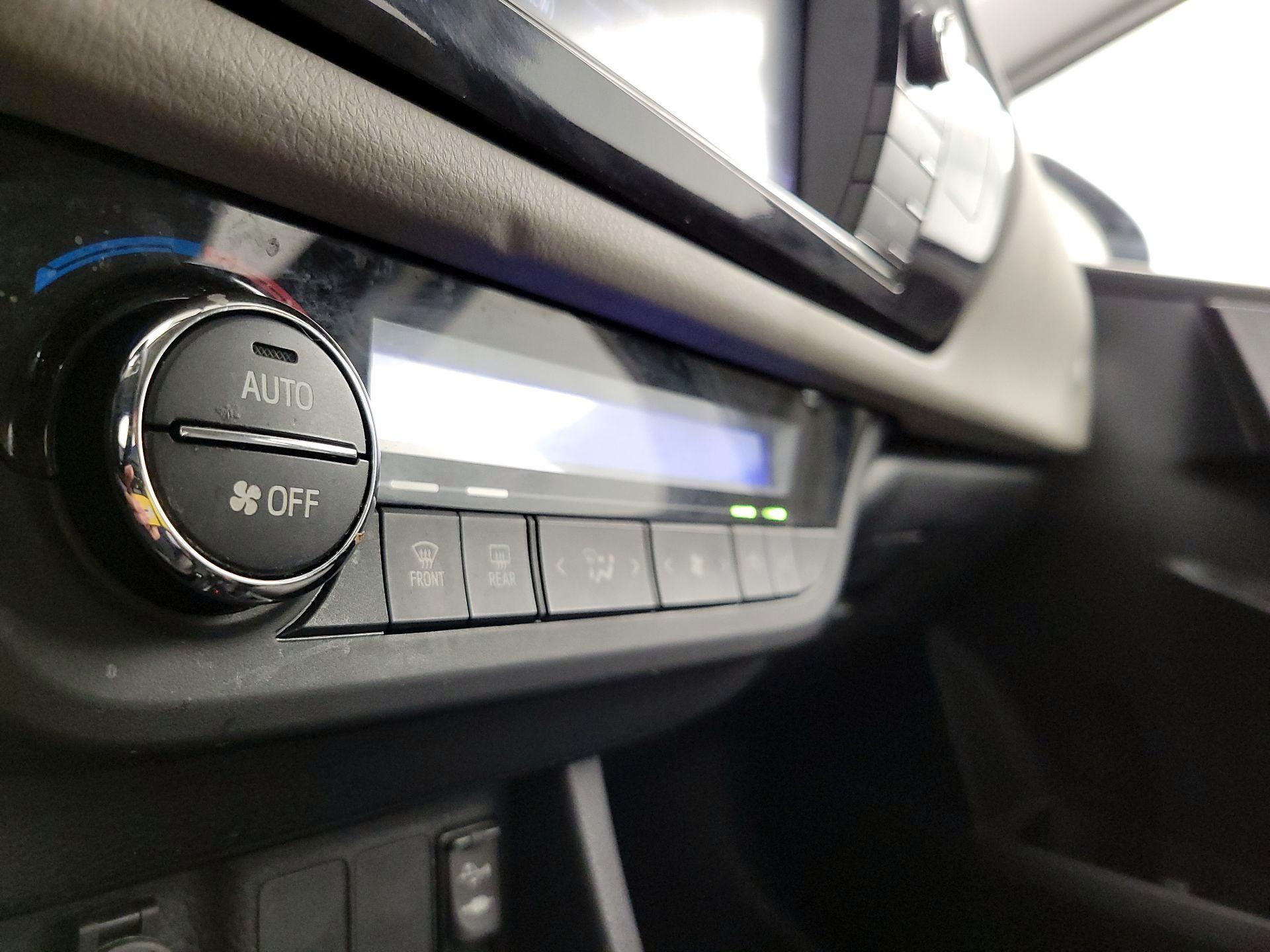Thumbnail: 2015 Toyota Corolla - 16
