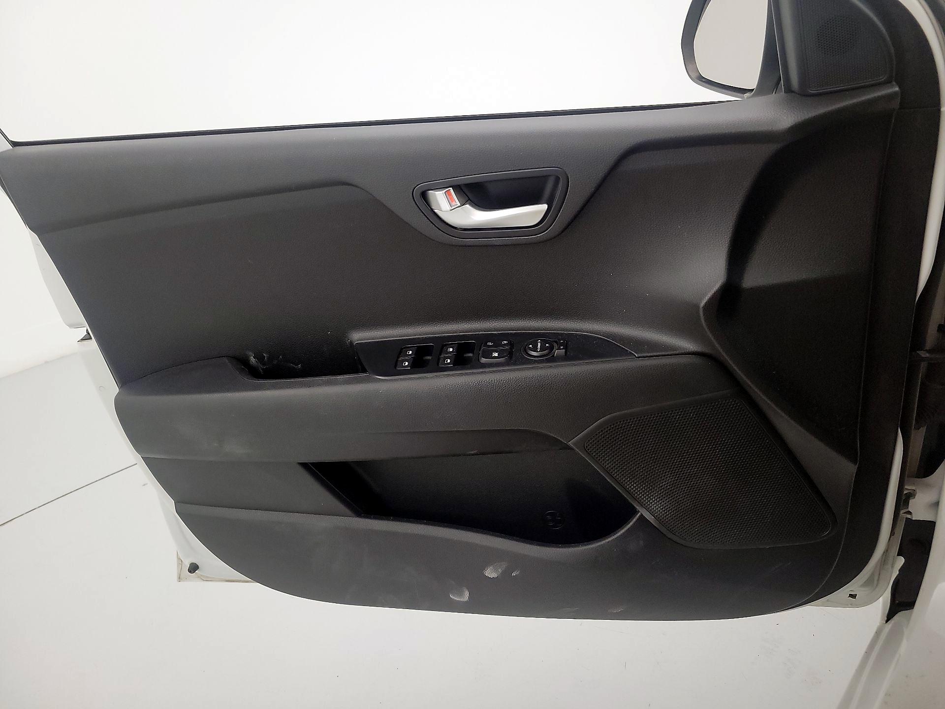 Thumbnail: 2019 Kia Rio - 12