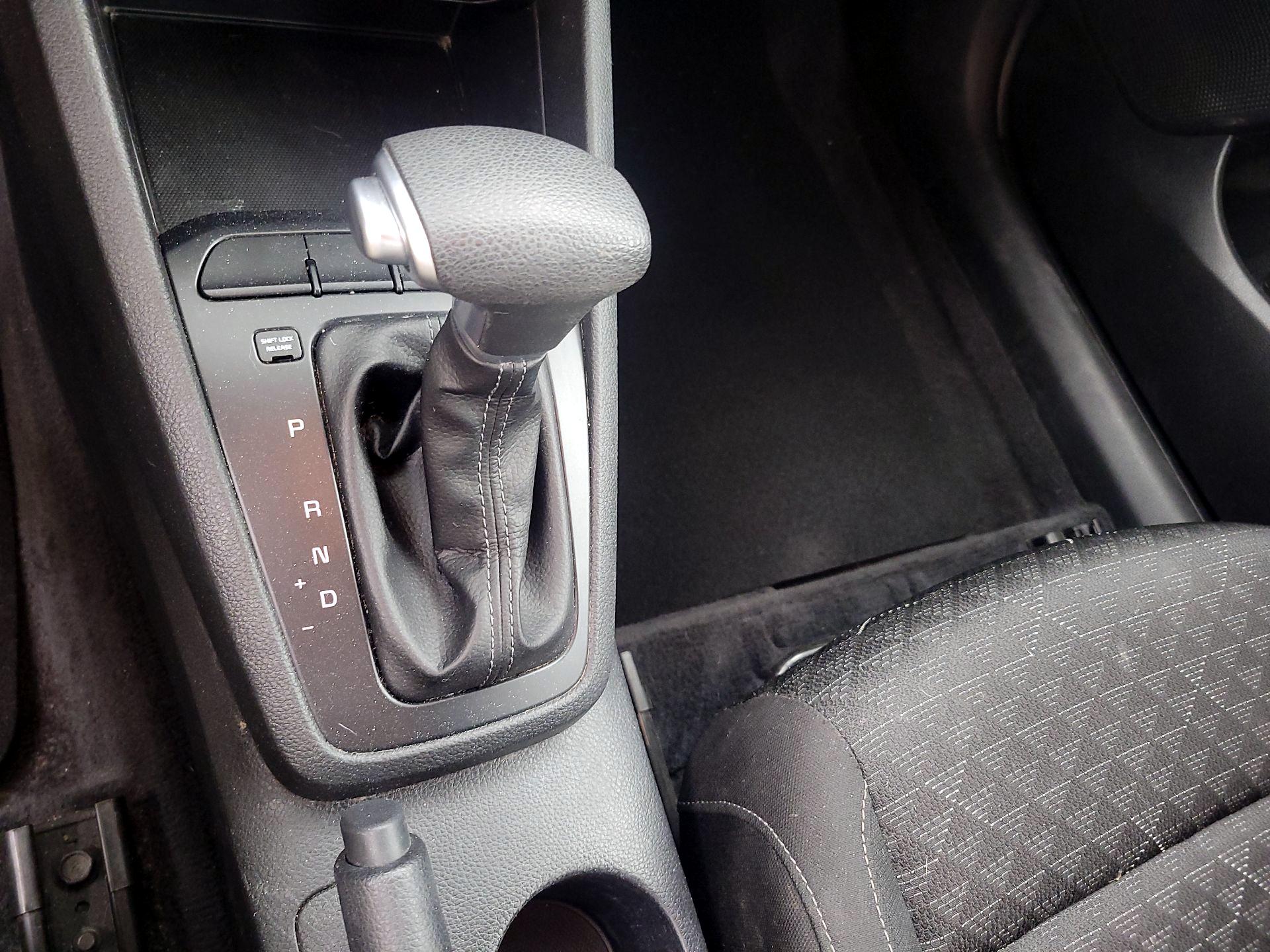 Thumbnail: 2019 Kia Rio - 17