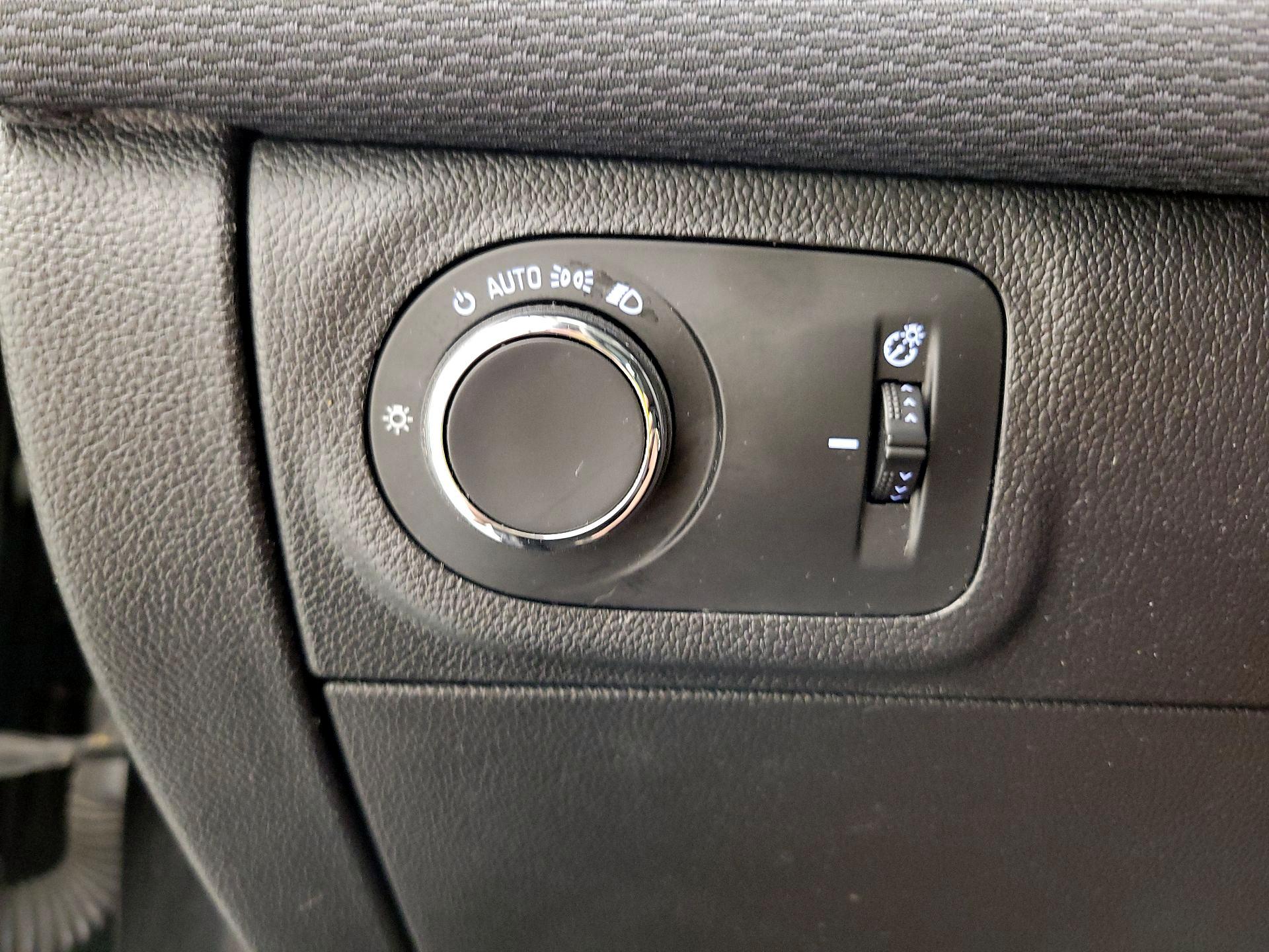 Thumbnail: 2017 Chevrolet Cruze - 13