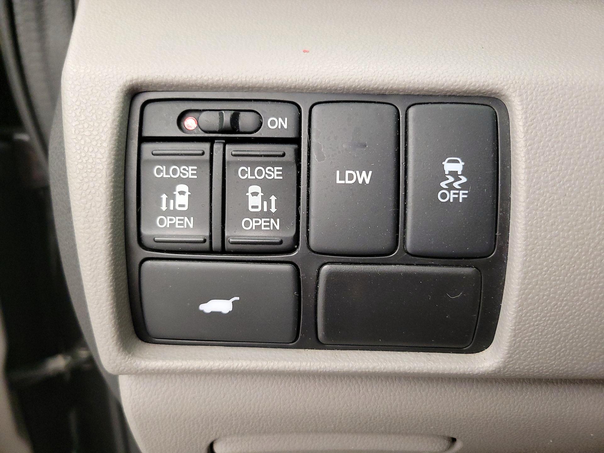 Thumbnail: 2017 Honda Odyssey - 13