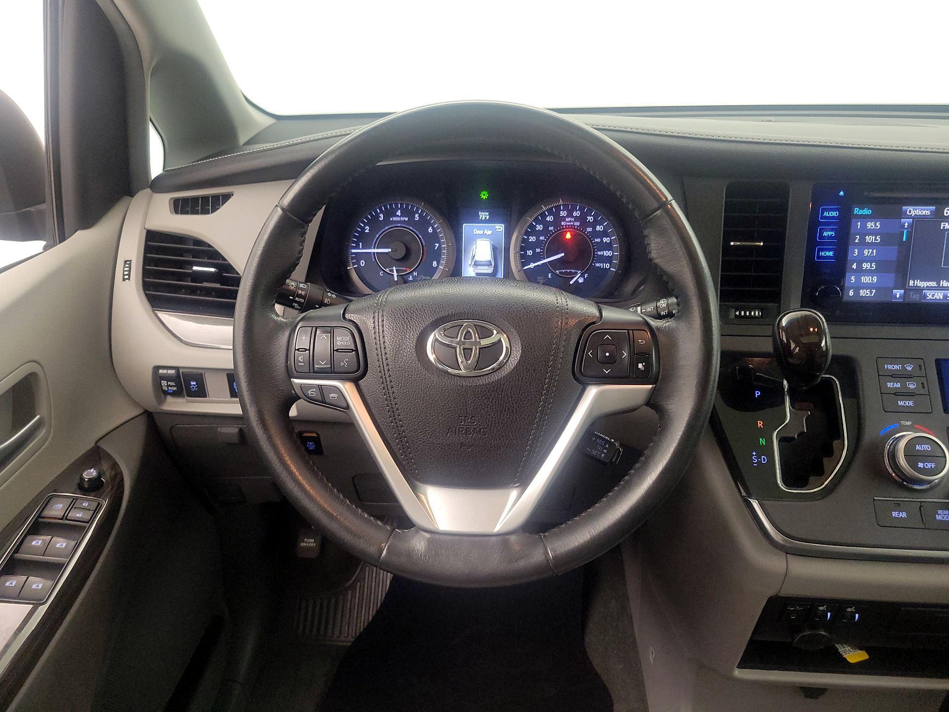 Thumbnail: 2017 Toyota Sienna - 10