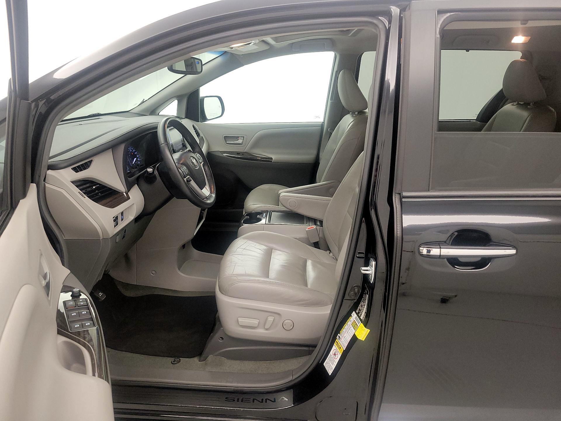 Thumbnail: 2017 Toyota Sienna - 11
