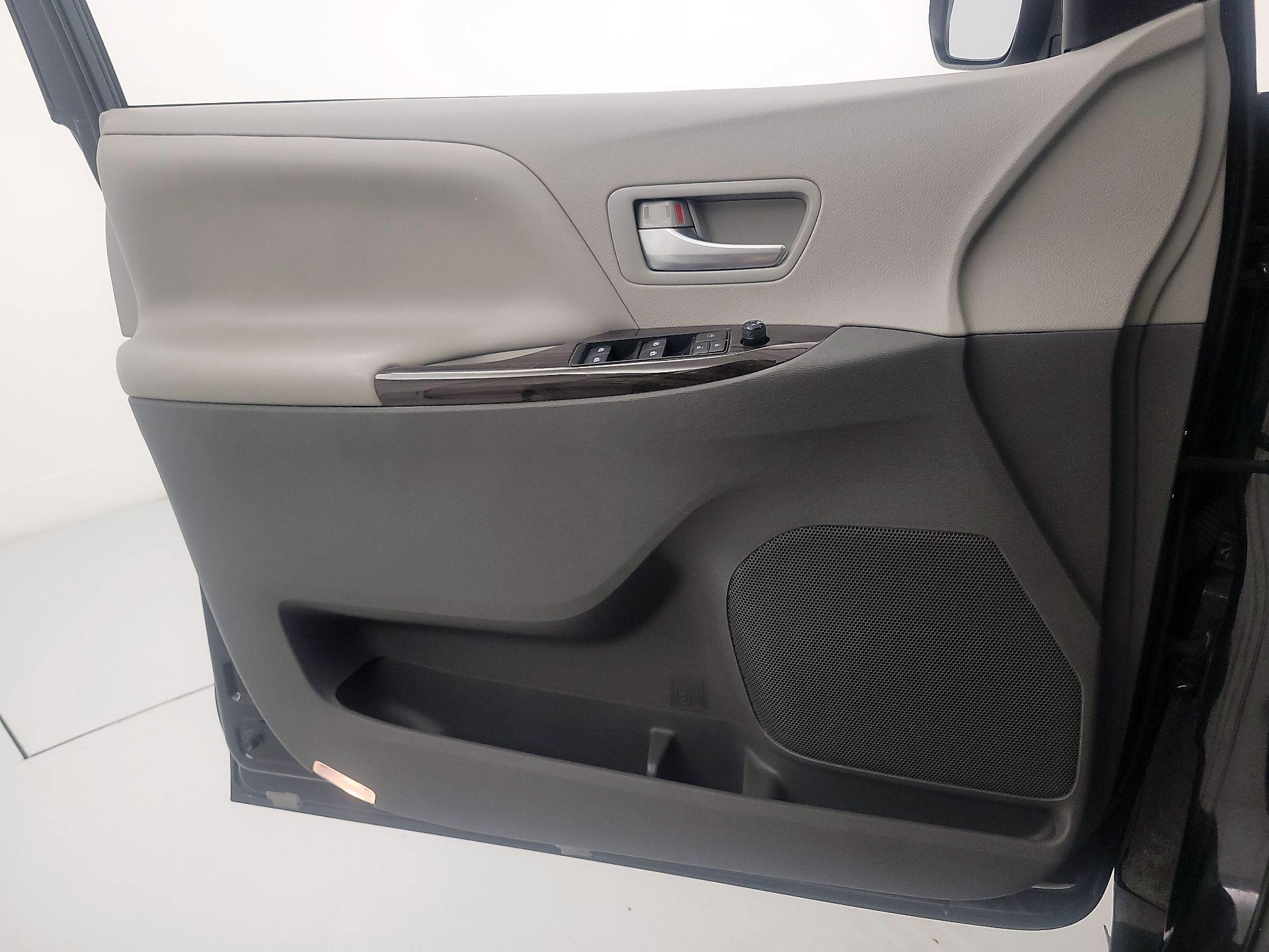 Thumbnail: 2017 Toyota Sienna - 12
