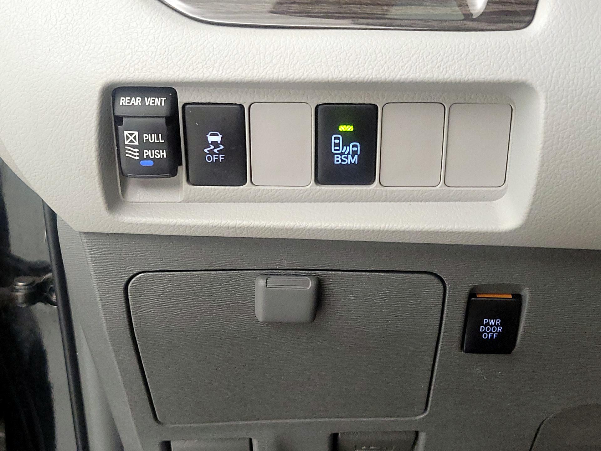 Thumbnail: 2017 Toyota Sienna - 13