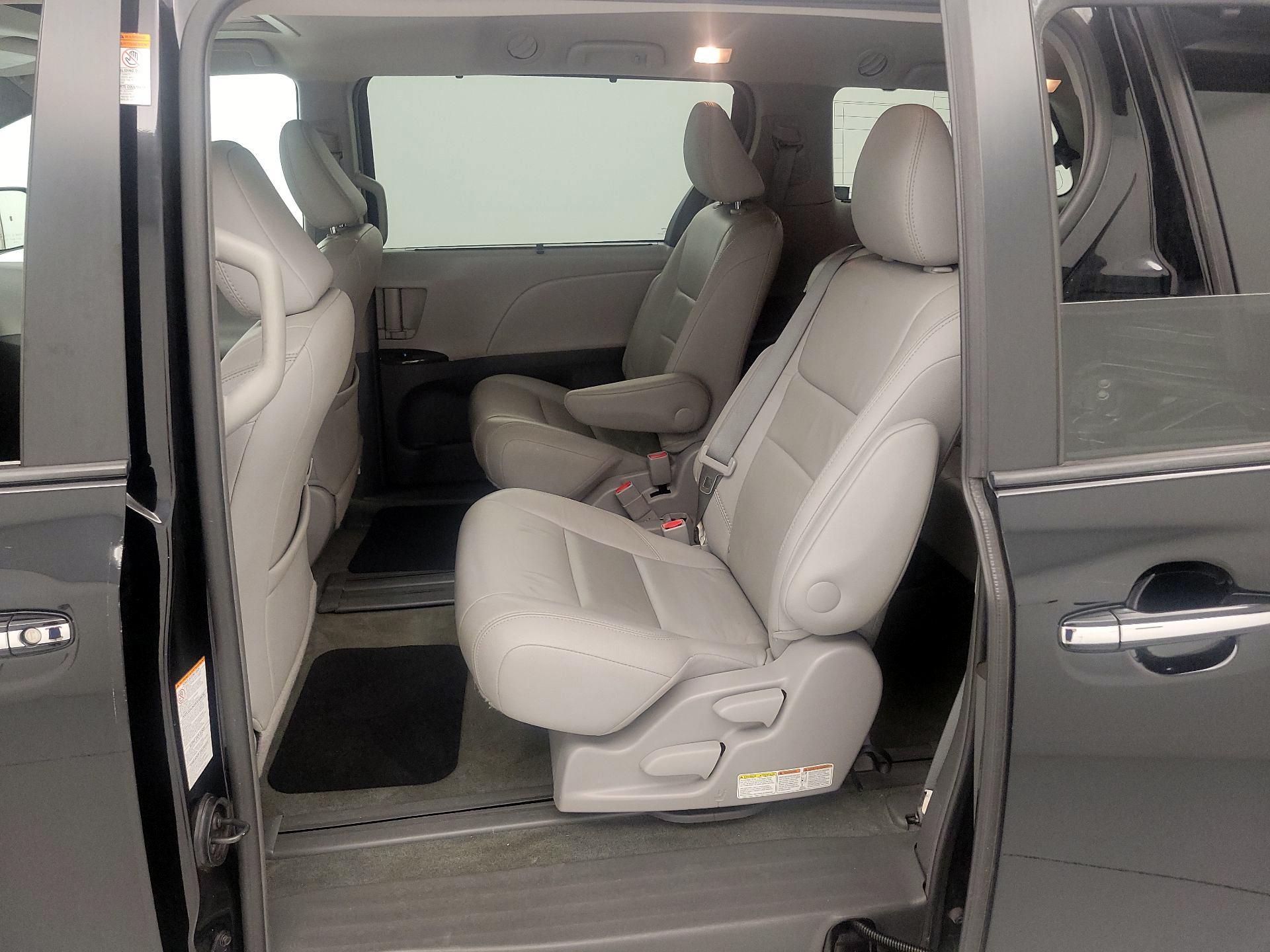 Thumbnail: 2017 Toyota Sienna - 20