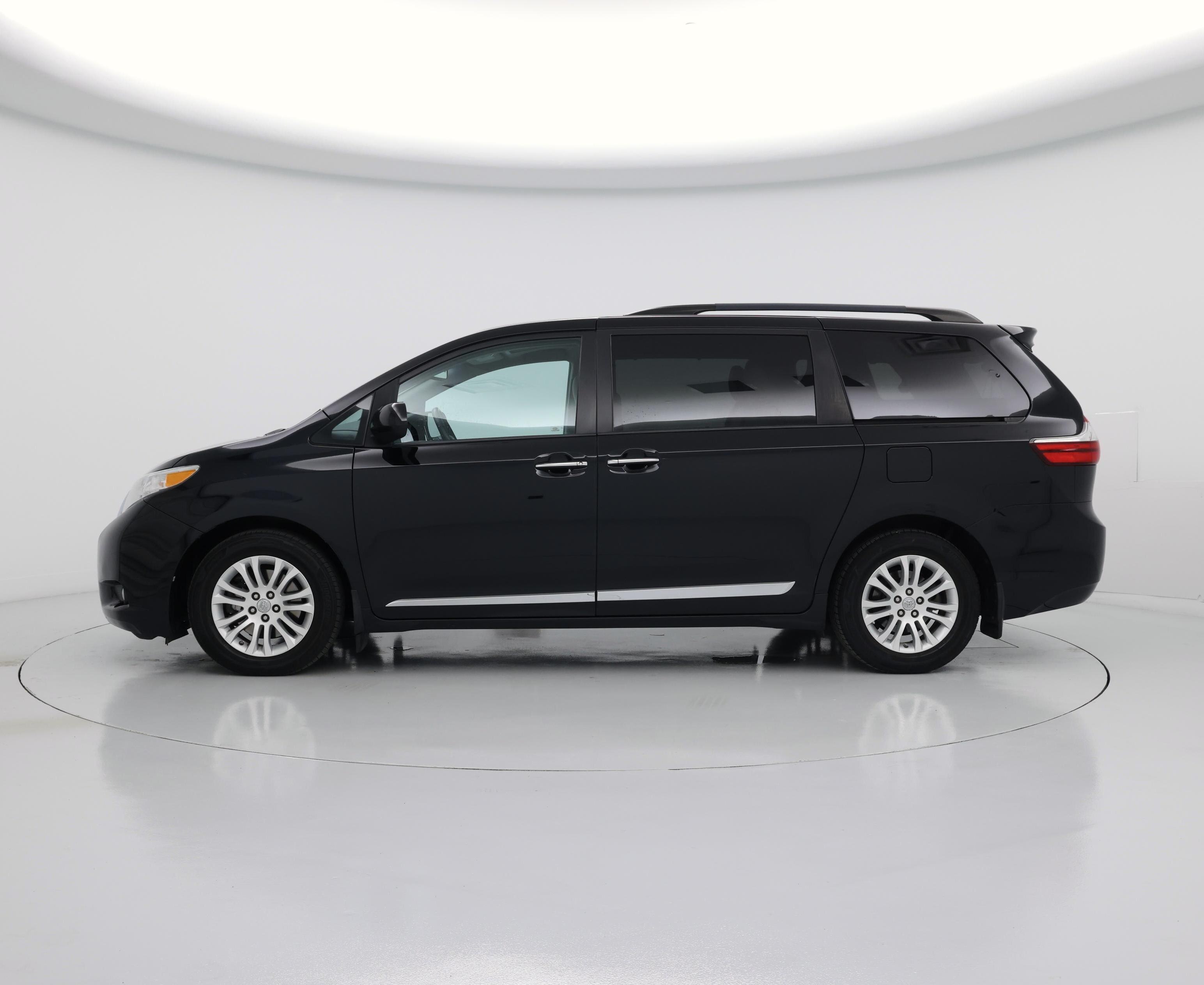 Thumbnail: 2017 Toyota Sienna - 3