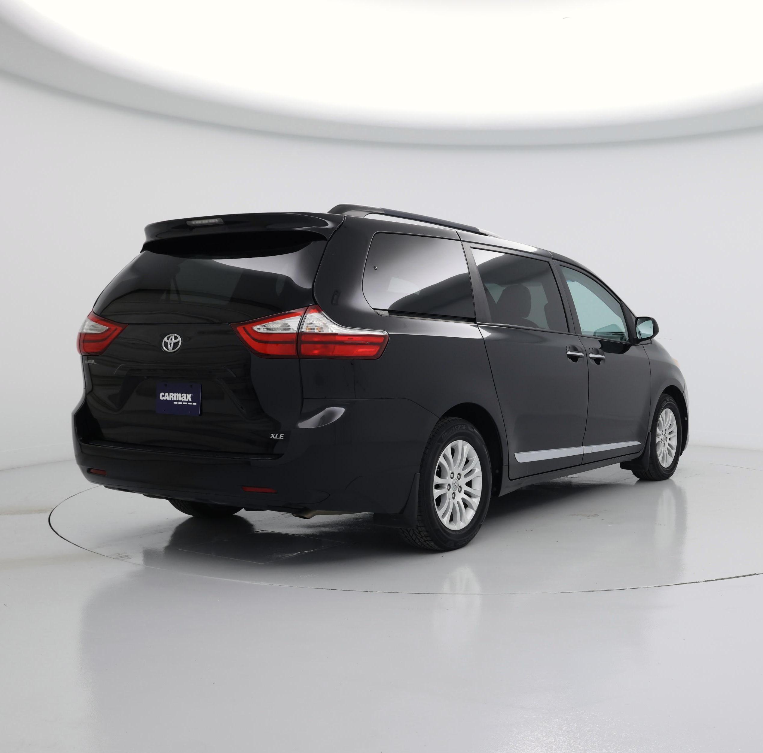 Thumbnail: 2017 Toyota Sienna - 8