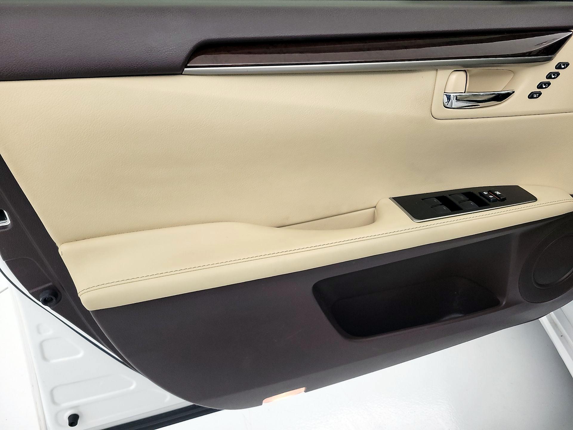 Thumbnail: 2016 Lexus ES - 12