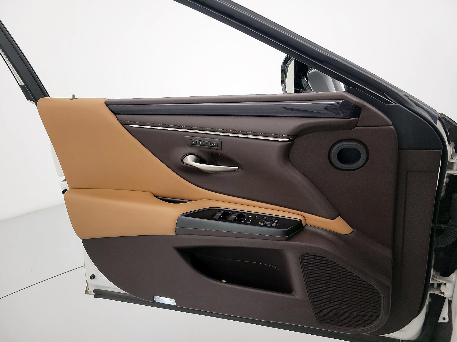 Thumbnail: 2020 Lexus ES - 12