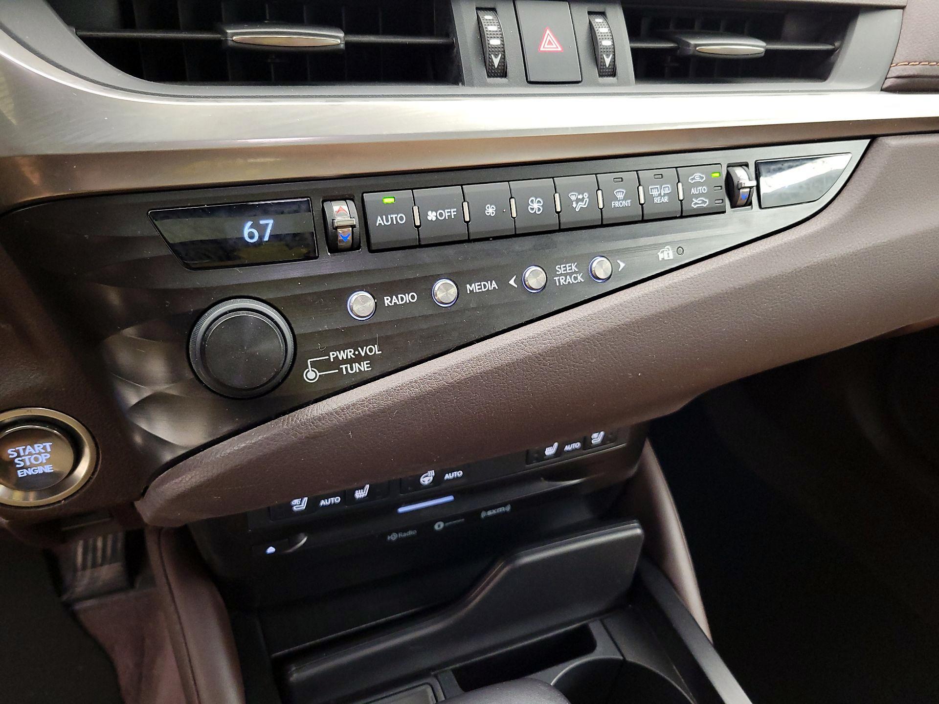 Thumbnail: 2020 Lexus ES - 17