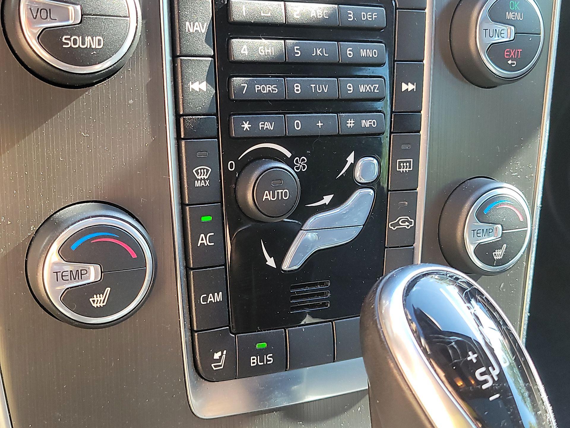 Thumbnail: 2015 Volvo V60 - 14