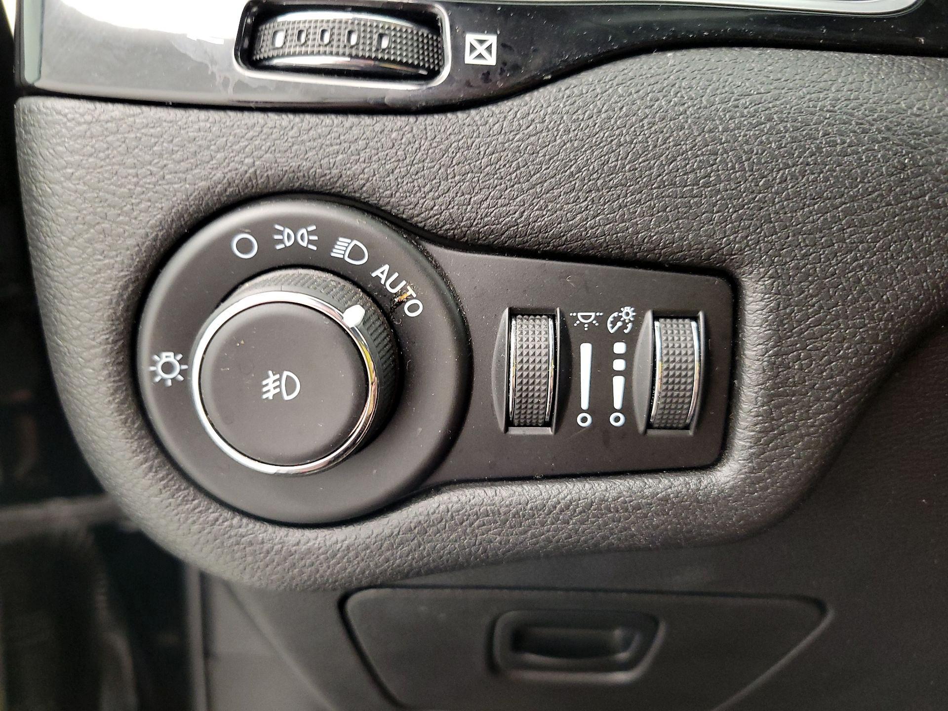 Thumbnail: 2021 Jeep Cherokee - 13