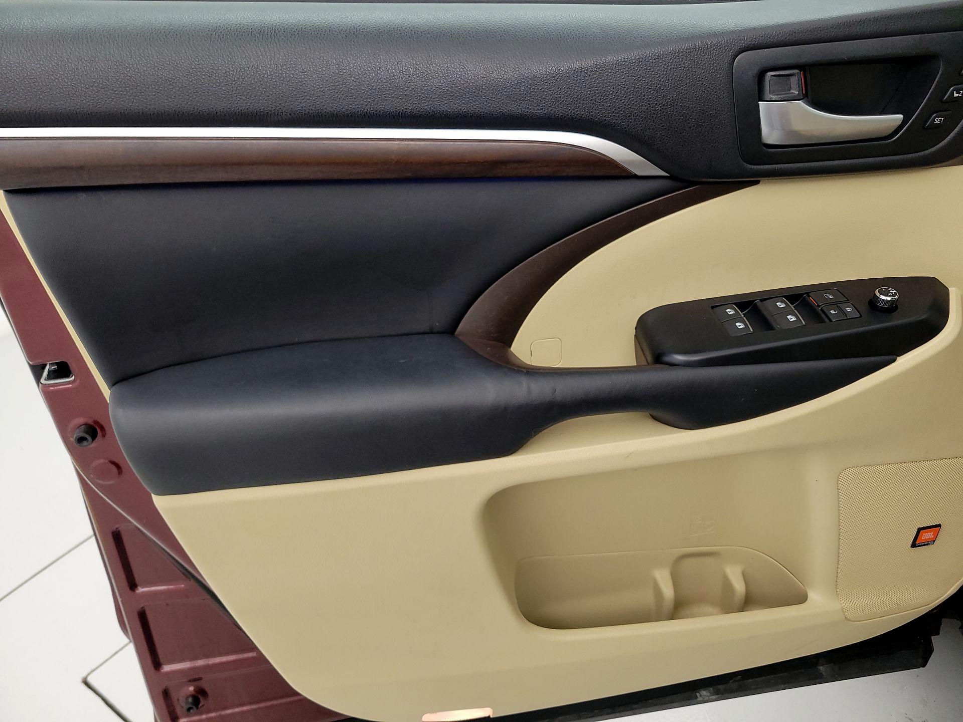 Thumbnail: 2015 Toyota Highlander - 12