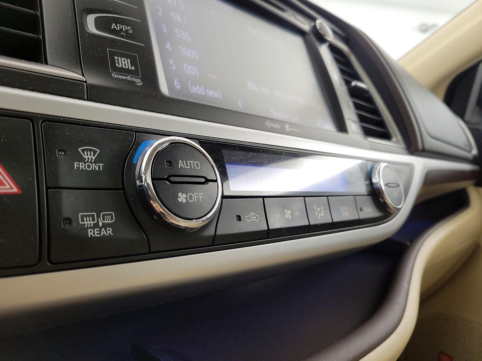 Thumbnail: 2015 Toyota Highlander - 16