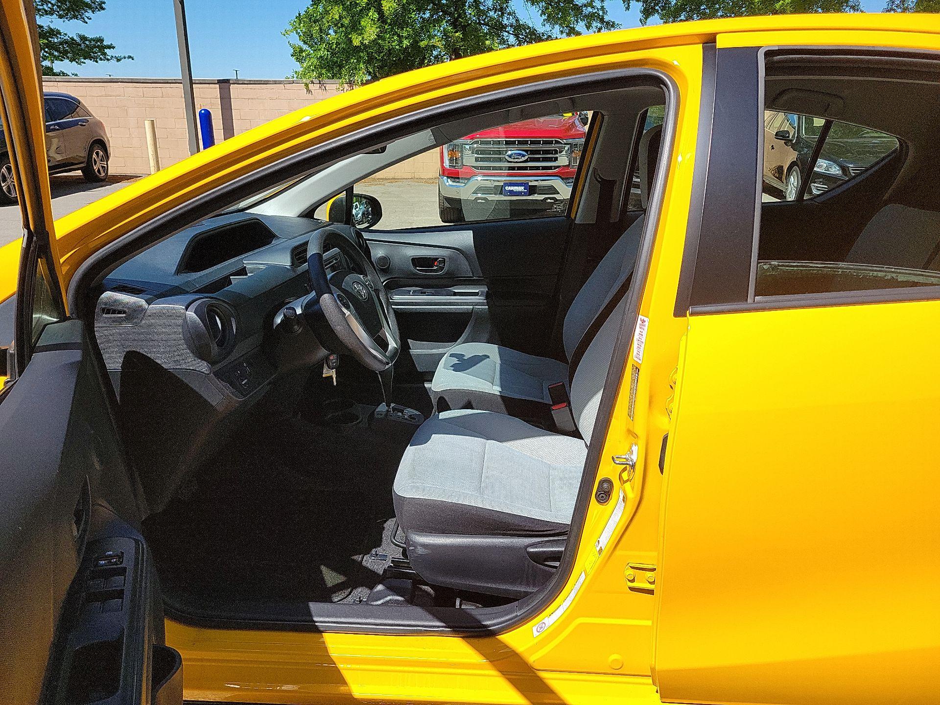 Thumbnail: 2015 Toyota Prius c - 9
