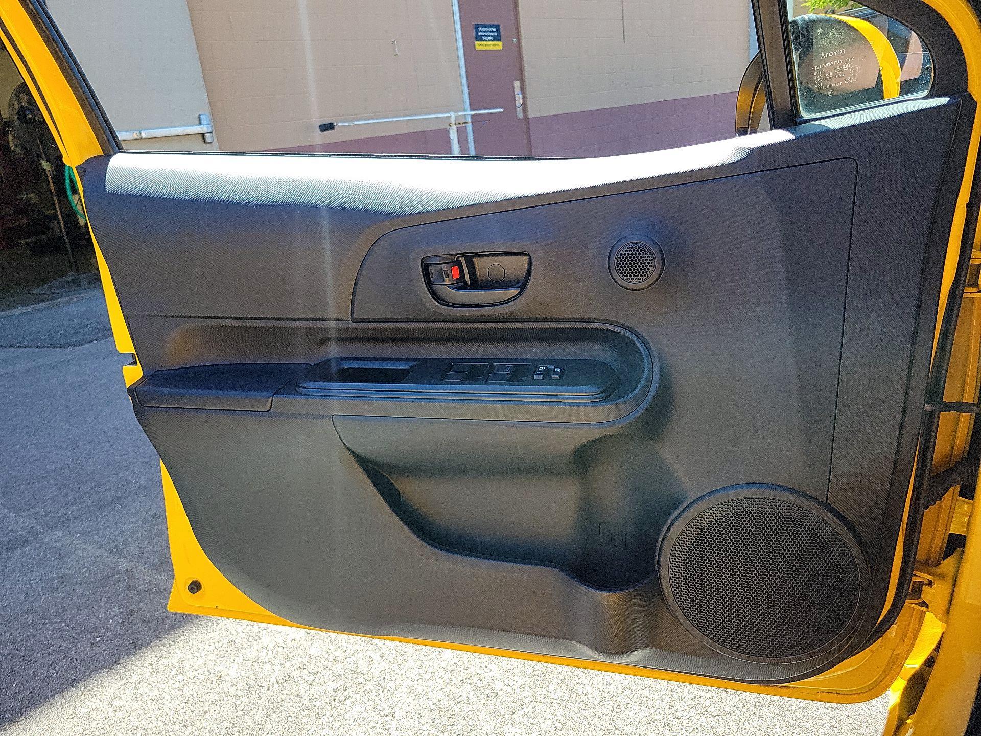 Thumbnail: 2015 Toyota Prius c - 10