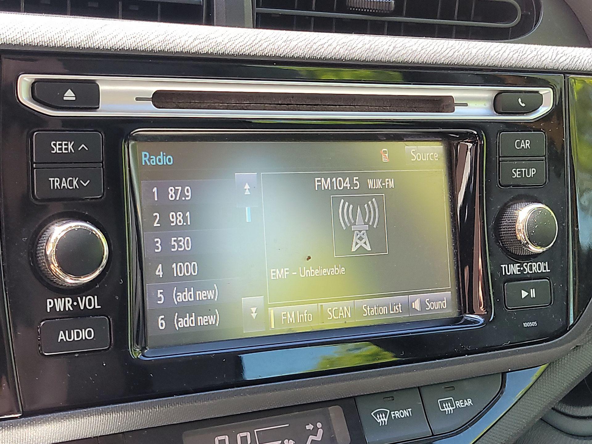 Thumbnail: 2015 Toyota Prius c - 12