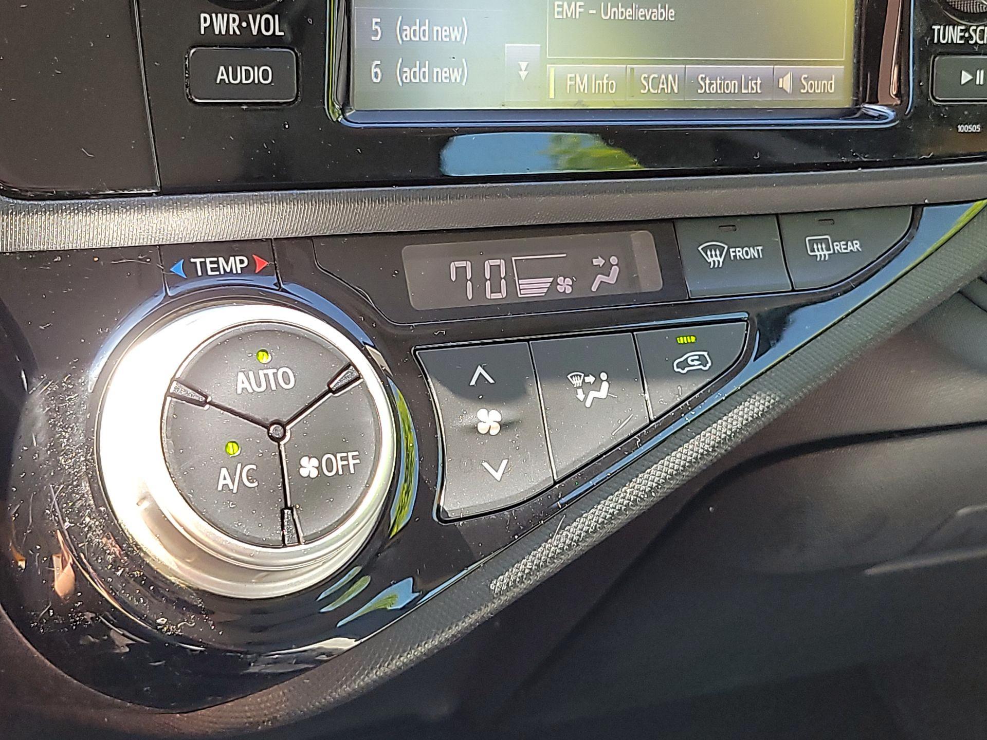 Thumbnail: 2015 Toyota Prius c - 13