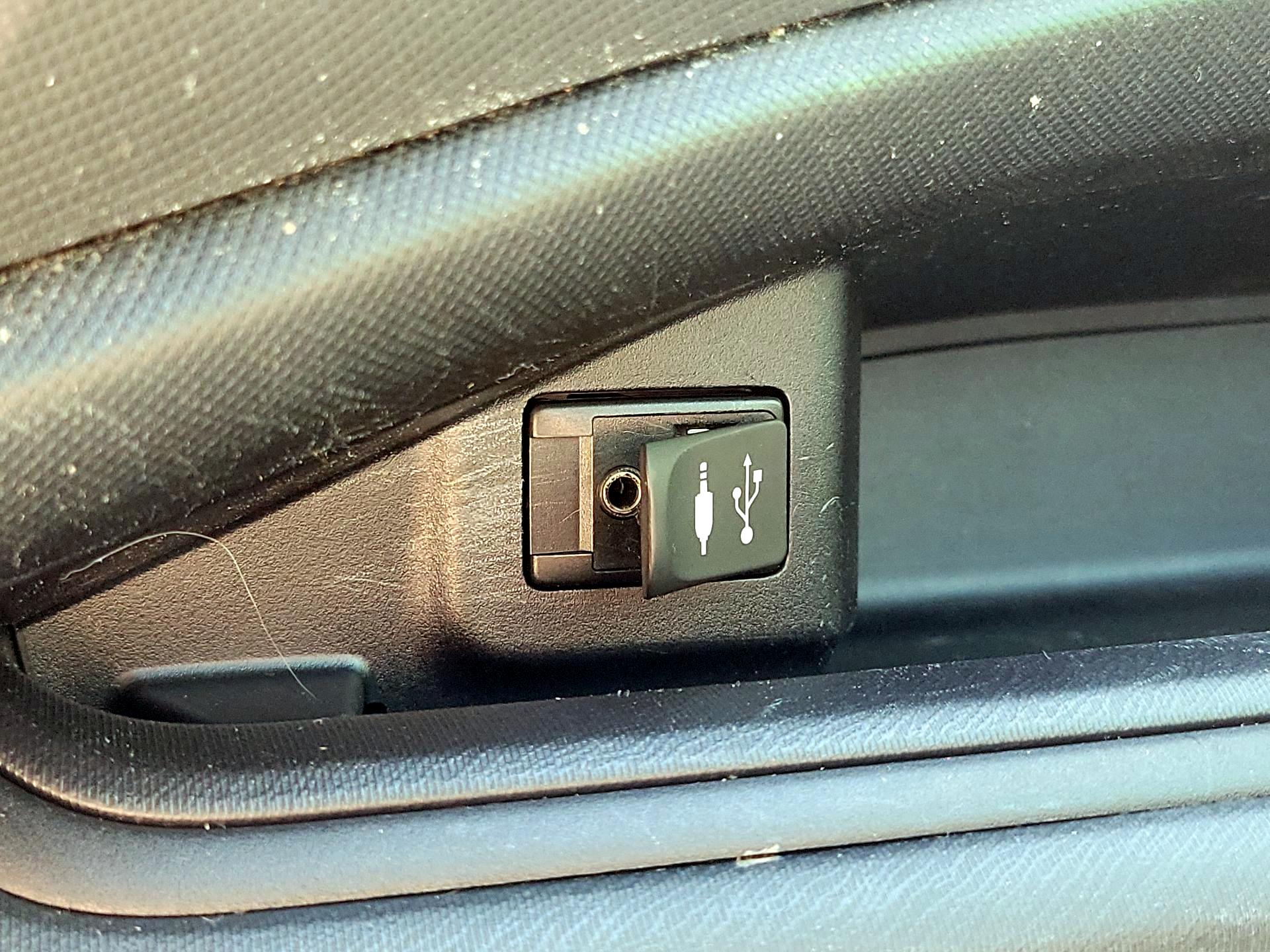 Thumbnail: 2015 Toyota Prius c - 15