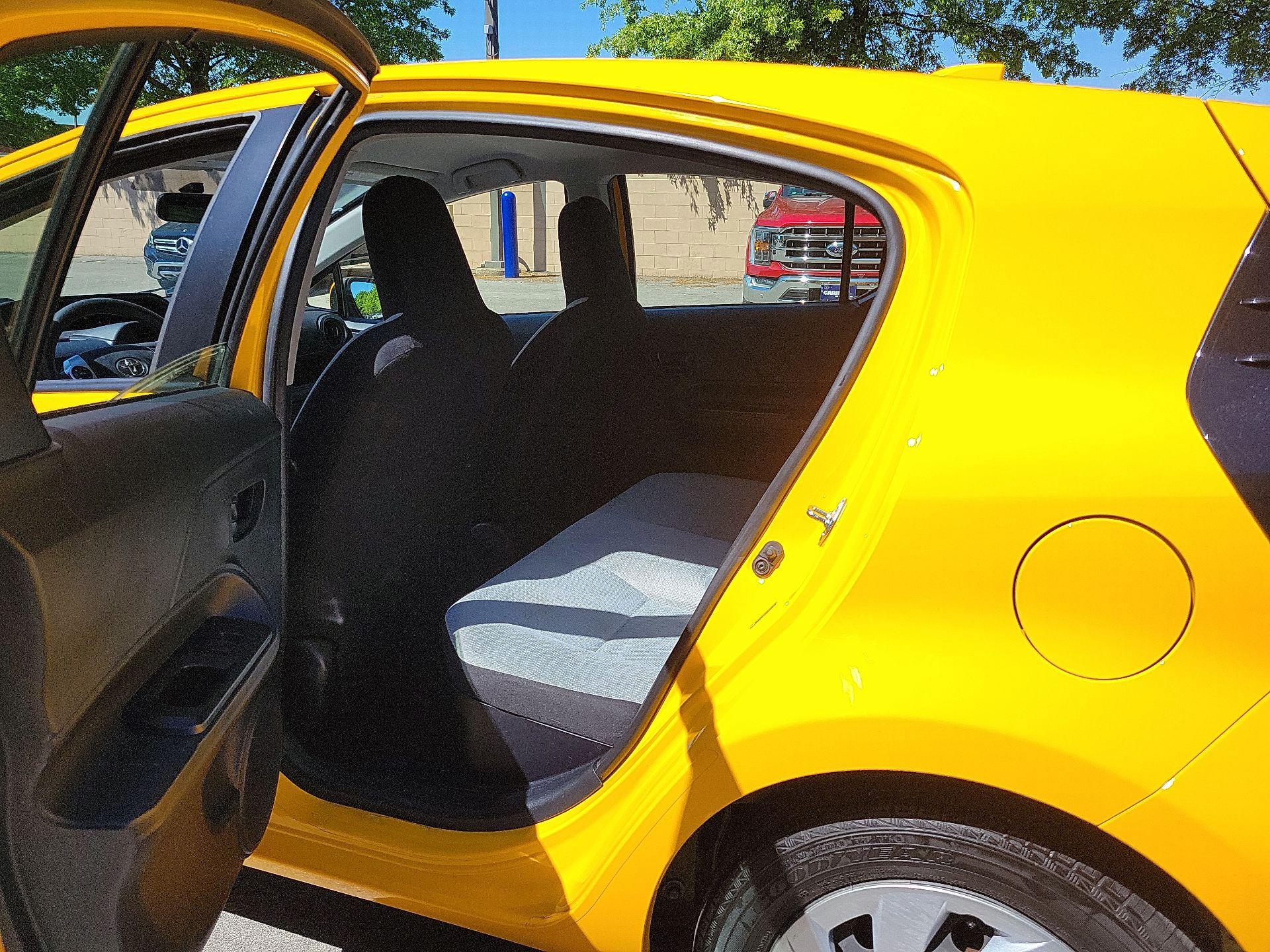 Thumbnail: 2015 Toyota Prius c - 16